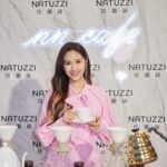 Sandy Wu Instagram - #sandywuofficial 每次到台中工作常常都是暗咪摸的跨年場， 不然就是在百貨公司的室內， 昨日應邀出席活動，終於讓我在大白天看見大家了！ 義大利傢俱品牌Natuzzi在台中文心路開的600坪旗艦店， 空間寬敞舒適，大片落地窗逛起來很輕鬆， 而且能品嘗到世界沖煮冠軍咖啡師的手沖咖啡☕️ 邊喝下午茶邊逛傢俱，愜意😌 至於傢俱⋯ 夭壽，簡約設計搭配率性又美麗的皮革，豪～美～啊～ 全新的Wellbe 電動沙發，肩頸腰背臀腿⋯都可調整， 高矮胖瘦男女老少坐上這張沙發， 都可以找到自己最放鬆的位置， 簡直是太舒爽💚 還有經典的Re-Vive單人沙發椅我也很喜歡， 符合人體工學設計，可以讓使用者有無重力感受， 回家後減壓法寶就是它了“ 我的確是很喜歡逛傢俱、家飾品， 現在越來越流行的風氣就是在軟裝上下功夫， 畢竟每一件單品都是專屬的選配， 桌椅沙發甚至於床架其實都是一個人品味的展現， 而且⋯隨著你愛搬去哪就跟到哪， 那就好好地看看選選，找到最適合你的Natuzzi吧！ @natuzzi @natuzzi_taiwan 今天要聽：陳泳希的知更