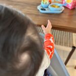 Sandy Wu Instagram - #sandywuofficial 我記得剛開始給初一嘗試 #副食品 前， 隱隱焦慮了一會兒， 做足了研究跟準備並一一列點筆記， #統整控 還把吃東西時間表、份量克數、心理健康⋯ 一併紀錄貼在冰箱上，讓家裡所有人都知道如何操作。 我太在乎吃的了！ 因為非常在乎也非常看重， 除了我自己的飲食觀念不斷調整穩定外， 連初一吃飯時的心情都納入考量， 筆記最後一條寫著：心情不好就不硬吃！ 原因是不讓寶寶對吃食有負面的連結， 吃飯理應開心快樂，是件值得享受的事， 況且⋯這輩子那麼長，要吃的飯還多著呢～ 結果⋯我擔心太多了， 初一超愛吃我代言的 #米其林級寶寶粥 #MUMU寶寶粥 是家中常備庫存， #常溫寶寶粥 保存完全💯安心又方便， 口味多還超級無敵好吃！！！！ 我每一個口味都吃過，牛、豬、魚、雞、南瓜， 口感濃郁不會太稀，份量剛好一餐， 香氣十足而且大人也可以加個料當療癒粥品。 這趟去峇里島，行李箱裝了兩大盒， 可以常溫攜帶，隨處加熱都方便，連在泳池邊玩， 我也可以隔水加熱再倒進矽膠碗給他吃。 到餐廳吃飯，我們讓初一同桌共食， 在粥裡加些肉、蛋、青菜⋯ 他更享受「像大人一樣」的美好一餐。 好幾天旅行， 每餐都MUMU寶寶粥口味換著吃，不用擔心吃膩。 （在家一天兩包好幾個月了也完全沒有膩的跡象） （每次看到我們倒出寶寶粥要微波就啊啊叫） （太慢送入口還會拍桌抗議😅） 的確是 #為寶寶著想的真實美味 盒子上的 #潔淨標章 讓爸媽安心度過銜接主食品的日子， 我們平時出門一日遊也一定抓兩包放育兒包中， 吃很快，初一偶爾也會到食物櫃去巡視一番， 確保家裡隨時有 #MUMU營養好粥到 👍🏻 2/29前下單熱銷組合就現省$500，滿額禮也大方送你， 想補貨囤貨請點：https://babycity008.liteshop.tw/ 對寶寶的期許沒有什麼複雜的， 日常啊，好吃好睡好好玩就已經是最最最美好的事了。 謝謝MUMU寶貝我兒初一🫶🏻 @mumubabyfood_tw 今天要聽：小虎隊的青蘋果樂園