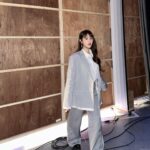 Sandy Wu Instagram - #sandywuofficial 最近幾次滿腔熱血甚至於眼淚要奪眶而出的狀況是， 認真了解了呂雉的生平故事、在言談間拆解李清照的詞、 以及閱讀到以色列作者寫的教育書籍。 除了「啊，原來如此啊！」那種透徹感， 最讓我血脈噴張的絕對是強烈的全新觀點與角度。 看事情一但有了更立體而多元的角度， 才真正會知道何謂知識就是力量。 強而有力不斷擊打讓腦袋發出嗡嗡共振的響聲， 沒錯！就是那樣難以忽視的力量！ 激動不已間，還自然地串聯了、分析了、更多理解了⋯ 怎麼可能不落淚？怎麼可能不因此而感到幸福？ 衣 @sandroparis 近期很多人在那邊I人來E人去的， 想當然爾，我鐵定是後者， 但好久以前就在Podcast聊到MBTI我沒有鑽研的原因， 實際上截至今天為止，都還是持相同看法。 （欲知詳情請參閱「今天星期姍：EP29落漆生存法則」） 簡言之，我是非常非常非常需要有人可以對話的， 不是只是閒聊講屁話，而是彼此共鳴的對話， 就是⋯當我因為新發現而激動到快落淚， 也可以選擇認真看待並盡力聽懂我在說什麼的人。 I mean, you don’t have eureka moments all the time. 我需要這種程度的對話來感受到充足飽滿， 我喜歡探討分享更深層的內容（並非鑽牛角尖走不出來那種） 但老實說， 生活裡，當我闡述自身需求時，仍然常常感受到一股落空感， 一種紙飛機在大峽谷裡飄⋯找不到降落地點的踩空感， 像是精心打扮發現自己跑錯舞會主題的尷尬不安緊張狀態， 第一刻的反應是想拎起裙子轉身逃走， 佯裝鎮定泰然自若，心兒怦怦跳個沒完⋯ 蜂擁而至的是自責惱怒煩躁無奈厭倦各種情緒感受。 那就算了吧，放空到什麼都聽不見，算了算了， 甚至也會有你看把你看吧，又來了吧，自我訕笑。 我依然很會自我訕笑，有時候說出來還比較幽默風趣， 否則憋在心裡的訕笑會變成好幾個用力用手指推你頭的惡霸， 一次次都在把門一道道關上。 我當然也會失落難受，有時也會深深嘆一口氣， 想起大學課堂念的一首詩「母親的嘆息」 （噢這也是對我衝擊很大的一篇作品） 作者通篇細膩入微，或說入骨， 形容母親在晚餐後收拾廚房並悄聲嘆息的過程； 她如何深吸擴張，又如何靜音吐氣，眼神渙散且迷離。 一口氣嘆出去，也是空的，經過擠壓，胸腔更空了， 虛空的虛空，然一切盡/竟/近都如此。？！ 說句人話， 擁有聽得懂你說話的人，才是無比奢華的幸福。 以色列教育家Eyal Doron那本書超級好看「Reinventing Parenting」 中文書名我個人覺得翻譯後差非常多， 「AI世代的創意教養：以色列教育專家全新未來人才培育提案」 🙃 不用深入探討「人才培育」這四個字，這是市場需求， 我買這書完全是衝著「以色列教育」可能的不同思維來的， 「人才培育」對現在的我來說完完全全打個問號啊⋯ 深夜．筆記 今天要聽：許光漢的獨角獸