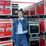 Sandy Wu Instagram - #sandywuofficial 就大步往妳的方向前進吧！ 🏃🏻‍♀️ 別再替其他人擔憂了，即便他們以愛之名加入妳的生命， 請妳大步地往前走去吧！很害怕是真的，但害怕比委屈好！ 雖然都很煩人，但稍微划算一點。 妳想做的事太多了，但那又如何？太多又如何？ 跟不上的就是會留在原地（留在原地也有他自己的樂趣） 但妳想清楚了嗎？ 妳想留在原地嗎？還是妳也會捨不得自己的生命？ 如果捨不得自己的燦爛被暗去，那更要現在就馬上往前走。 跟不上的人，也可以加油，摒棄那些糾纏不清的情緒， 大力甩開各種莫名其妙的枷鎖與理由藉口， 快跑跟上吧！ 不冷不熱就會被吐掉，恆溫也是一種殘忍與自以為。 不願意成長的人和不願意承認自己不願意成長的人， 都一樣內個。you know, 內個。 小時候國外老師在課堂上確認大家是否on the same page 第一次聽到這個說法很有趣， （當老師後覺得更有趣真的會有學生都快下課了才問現在在第幾頁） 因為我們如果不在same page根本無法對話、無法討論， 更可怕的是，我們沒有辦法一起往前走。 跟不上就要更努力，而不是怪這個班級速度太快， 不想如此拚命也可以，鞭數十，驅之別班（言重了😊） 千萬別想拖垮全班的速度，別人很努力所以別人會獲得， 當然，也有不怎麼努力但是人家靠天份就走很遠的， 那是天份，也是福分，我覺得，為他祝福你也會被祝福。 我是真的這樣想的。 所以妳身邊環繞的人也在same page as you嗎？ 如果沒有，真的太可惜了，但這絕對不是失敗， 可惜不是你你你，但我還是我，妳還是妳， 謝謝、再見、願你你你未來更快樂，就放下吧。 邁開步伐，往前跑才能感受風大力吹拂臉頰， 腹部有一股力量猛烈地支持著堅定目標的妳， 因為是女性啊，因為是創新的思維啊！ 回想一下， 當時我們也不相信沒有按鍵的手機會有多好用啊！ 拒絕從智障型手機換到智慧型手機， 這種幽默的掙扎與不信任，人類已經經歷過一次囉， 這次就快跨步跳過吧！ 🧘🏻‍♀️ @sandroparis #sandroparis 今天要聽：林宥嘉的誰不想