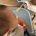 Sandy Wu Instagram - #sandywuofficial 我記得剛開始給初一嘗試 #副食品 前， 隱隱焦慮了一會兒， 做足了研究跟準備並一一列點筆記， #統整控 還把吃東西時間表、份量克數、心理健康⋯ 一併紀錄貼在冰箱上，讓家裡所有人都知道如何操作。 我太在乎吃的了！ 因為非常在乎也非常看重， 除了我自己的飲食觀念不斷調整穩定外， 連初一吃飯時的心情都納入考量， 筆記最後一條寫著：心情不好就不硬吃！ 原因是不讓寶寶對吃食有負面的連結， 吃飯理應開心快樂，是件值得享受的事， 況且⋯這輩子那麼長，要吃的飯還多著呢～ 結果⋯我擔心太多了， 初一超愛吃我代言的 #米其林級寶寶粥 #MUMU寶寶粥 是家中常備庫存， #常溫寶寶粥 保存完全💯安心又方便， 口味多還超級無敵好吃！！！！ 我每一個口味都吃過，牛、豬、魚、雞、南瓜， 口感濃郁不會太稀，份量剛好一餐， 香氣十足而且大人也可以加個料當療癒粥品。 這趟去峇里島，行李箱裝了兩大盒， 可以常溫攜帶，隨處加熱都方便，連在泳池邊玩， 我也可以隔水加熱再倒進矽膠碗給他吃。 到餐廳吃飯，我們讓初一同桌共食， 在粥裡加些肉、蛋、青菜⋯ 他更享受「像大人一樣」的美好一餐。 好幾天旅行， 每餐都MUMU寶寶粥口味換著吃，不用擔心吃膩。 （在家一天兩包好幾個月了也完全沒有膩的跡象） （每次看到我們倒出寶寶粥要微波就啊啊叫） （太慢送入口還會拍桌抗議😅） 的確是 #為寶寶著想的真實美味 盒子上的 #潔淨標章 讓爸媽安心度過銜接主食品的日子， 我們平時出門一日遊也一定抓兩包放育兒包中， 吃很快，初一偶爾也會到食物櫃去巡視一番， 確保家裡隨時有 #MUMU營養好粥到 👍🏻 2/29前下單熱銷組合就現省$500，滿額禮也大方送你， 想補貨囤貨請點：https://babycity008.liteshop.tw/ 對寶寶的期許沒有什麼複雜的， 日常啊，好吃好睡好好玩就已經是最最最美好的事了。 謝謝MUMU寶貝我兒初一🫶🏻 @mumubabyfood_tw 今天要聽：小虎隊的青蘋果樂園