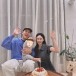 Sandy Wu Instagram - #sandywuofficial #我兒初一 一歲生日快樂。 好幾度心裡激動到快哭出來的今天， 在各樣的時刻想著你的一切，真的是一切， 澎湃激昂的漫漫時光，每一刻有你都真的很感謝。 因為你，我真正體驗到「人需要休息」， 即便感覺不累也需要按時睡覺，讓身心靈都暫停。 我也終於真實地明白「人需要幫助」， 那些覺得自己很廢的小時刻都在提醒我： 尋求幫助是沒關係的，是好的。 一年中，我還學習到「人需要適時放手」， 不只是學習摸索的階段， 還包含當你以為自己已經擁有全部的時候； 有時候不放手是以為沒有更好的選擇或狀態。 我還學會更深鑒察自己的心， 我盡力了嗎？我無意義地委屈了嗎？ 我可以不要太擔心嗎？我耍個ㄎㄧㄤ可以嗎？ 甚或是，眼前這些事與我有關嗎？ 兒子，我這輩子真正能給到你的⋯ 其實只有一片真心與滿滿的祝福。 世界很大，但世界也很小， 就像你的生命，在最小的時候成為我最大的事， 你知道的越多，就知道的越少，這是無窮無盡的。 我願你平安健康快樂真實幸福， 並且如同我們給你起的名字一樣清澈地活著， 我願你每一次吹蠟燭都被深愛你的人環繞， 記得，跟懂得慶祝你的人待在一塊兒， 如此，你就更能明白做自己的舒暢。 記得，在暗夜中要拍拍自己的心口， 悄聲說：在我裡面的比世界更大。 在不安害怕中，務必找到堅若磐石的避風港。 若有幸能高聲歡呼，請環顧四周， 感謝真誠支撐扶持你的每一個靈魂。 你一歲， 我們每一分每一秒都深深愛著你， 竟然完整無缺地愛過365天了。 心愛的春分之子， 日子從你之後，就是新的了。 今天要聽：The Luckiest by Ben Folds 後記// 喔對，這是我的第2000篇文章， 我第1000篇的時候說每一篇文都是 #瀑布文 而且將「千篇一律」🤭 但也是因為花輪同學（？）我後來的文章放鬆了許多， 真的沒有時間寫了，真的⋯又可惜又覺得沒關係， 「沒關係」也是初一教會我的呢” 謝謝花輪同學囉🌹嗨～北鼻😁