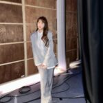 Sandy Wu Instagram - #sandywuofficial 最近幾次滿腔熱血甚至於眼淚要奪眶而出的狀況是， 認真了解了呂雉的生平故事、在言談間拆解李清照的詞、 以及閱讀到以色列作者寫的教育書籍。 除了「啊，原來如此啊！」那種透徹感， 最讓我血脈噴張的絕對是強烈的全新觀點與角度。 看事情一但有了更立體而多元的角度， 才真正會知道何謂知識就是力量。 強而有力不斷擊打讓腦袋發出嗡嗡共振的響聲， 沒錯！就是那樣難以忽視的力量！ 激動不已間，還自然地串聯了、分析了、更多理解了⋯ 怎麼可能不落淚？怎麼可能不因此而感到幸福？ 衣 @sandroparis 近期很多人在那邊I人來E人去的， 想當然爾，我鐵定是後者， 但好久以前就在Podcast聊到MBTI我沒有鑽研的原因， 實際上截至今天為止，都還是持相同看法。 （欲知詳情請參閱「今天星期姍：EP29落漆生存法則」） 簡言之，我是非常非常非常需要有人可以對話的， 不是只是閒聊講屁話，而是彼此共鳴的對話， 就是⋯當我因為新發現而激動到快落淚， 也可以選擇認真看待並盡力聽懂我在說什麼的人。 I mean, you don’t have eureka moments all the time. 我需要這種程度的對話來感受到充足飽滿， 我喜歡探討分享更深層的內容（並非鑽牛角尖走不出來那種） 但老實說， 生活裡，當我闡述自身需求時，仍然常常感受到一股落空感， 一種紙飛機在大峽谷裡飄⋯找不到降落地點的踩空感， 像是精心打扮發現自己跑錯舞會主題的尷尬不安緊張狀態， 第一刻的反應是想拎起裙子轉身逃走， 佯裝鎮定泰然自若，心兒怦怦跳個沒完⋯ 蜂擁而至的是自責惱怒煩躁無奈厭倦各種情緒感受。 那就算了吧，放空到什麼都聽不見，算了算了， 甚至也會有你看把你看吧，又來了吧，自我訕笑。 我依然很會自我訕笑，有時候說出來還比較幽默風趣， 否則憋在心裡的訕笑會變成好幾個用力用手指推你頭的惡霸， 一次次都在把門一道道關上。 我當然也會失落難受，有時也會深深嘆一口氣， 想起大學課堂念的一首詩「母親的嘆息」 （噢這也是對我衝擊很大的一篇作品） 作者通篇細膩入微，或說入骨， 形容母親在晚餐後收拾廚房並悄聲嘆息的過程； 她如何深吸擴張，又如何靜音吐氣，眼神渙散且迷離。 一口氣嘆出去，也是空的，經過擠壓，胸腔更空了， 虛空的虛空，然一切盡/竟/近都如此。？！ 說句人話， 擁有聽得懂你說話的人，才是無比奢華的幸福。 以色列教育家Eyal Doron那本書超級好看「Reinventing Parenting」 中文書名我個人覺得翻譯後差非常多， 「AI世代的創意教養：以色列教育專家全新未來人才培育提案」 🙃 不用深入探討「人才培育」這四個字，這是市場需求， 我買這書完全是衝著「以色列教育」可能的不同思維來的， 「人才培育」對現在的我來說完完全全打個問號啊⋯ 深夜．筆記 今天要聽：許光漢的獨角獸