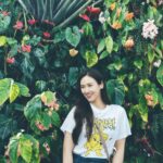 Sandy Wu Instagram - #sandywuofficial 本來想寫關於看了電影旺卡的心情，又想寫奧本海默給我的啟發，還想記錄一下關於休假心滿意足卻沒有補到元氣的矛盾，但最後還是決定寫一小段話給剛好讀到這篇文章人生正在不知所措的你。 我常想，若一切都是早就預定好的路線，那我們何需努力？何須計較？又何須如此在乎？但這一路的過程我們又怎麼可能毫無顧忌？除非，就像路過人間的歌詞說的「心中渺無人煙」但若真如此，那就完全無愛了。 無愛是恐怖的，是冰冷而銳利的；如果心裡深處還有一些在乎，那恭喜，你還是有愛的。愛不是天生的，是學習來的，因為體驗到愛的美好與溫煦，進而學習如何給予別人愛。所以很多時候不愛是困難的決定；決定不愛是下下策。 當走著走著，路線看似清明卻莫名崎嶇坎坷，在艱難的時候不禁充滿無以復加的嘆息，你問為什麼、你問怎麼會、你問為什麼是你⋯無聲，經常是最早得到的答案。我也走過那樣的日子，或大或小、或長或短，在死蔭幽谷或乾涸沙漠，難受的日子，而我得出的結果是⋯就讓子彈飛吧。 給這一切一些時間，給還沒預備好的你一些時間，讓事情發生，不要嘗試阻擋或介入，學會這件事或許更為重要。知道子彈已離開槍口，但在它真正打到標的物前，我們還是有安好的部分，再少，都還有安好的部分。 反正，事實上我們也沒有什麼辦法吧？無奈兩手一攤，至少要記得深深呼吸，你內裡的容量還是夠的，你的彈性還是夠的，最重要的不是生命不被擠壓，而是釋壓後復原的彈性，resilience is key。 And as for now, let it be. 認知自己的無能為力，就是經歷奇蹟的開始。 ❤️‍🩹 今天要聽：許慧欣的愛過以後