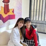Sandy Wu Instagram - #sandywuofficial 硬擠了時間來找仙女莊醫師， 其實知道蠻多人（都大美人們） 會特地到台中找她照顧皮膚、同時看診， 原因很多，除了技術高超之外， 最棒的是環境很舒服讓人放鬆，不會壓迫感和緊張感， 畢竟這世代要自在素顏好像有點難（笑） #莊詠婷皮膚科診所 充滿藝術品還有輕聲細語的護士小姐姐👧🏻 @eternel_cc 每次來不管是臉上血管絲或是敏感的小東西， 都能穩妥地被安頓好～如此令人感動🧡 以前我看別家皮膚科都會被醫生罵⋯ 說小女生只知道熬夜吃甜食！長痘痘了吧～ （欸醫生幹嘛那麼兇啊） 啊就是還不知道怎麼照顧自己才來看你齁🐷 莊醫師超可愛，我跟他說我的困擾， 她都會仙仙地說：交給我！不擔心！ （喜翻✨） 雖然打痘痘針的時候我還是默默哭了， 實在太怕痛的我還搞笑地說一句：自然產都沒那麼痛🤣 好吧，皮膚要顧好，花點時間跑一趟台中，值得！ 以後不要再長討厭的痘子惹👊🏻 推薦給大家囉！ 今天要聽：Tank的像做一場夢