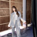Sandy Wu Instagram - #sandywuofficial 最近幾次滿腔熱血甚至於眼淚要奪眶而出的狀況是， 認真了解了呂雉的生平故事、在言談間拆解李清照的詞、 以及閱讀到以色列作者寫的教育書籍。 除了「啊，原來如此啊！」那種透徹感， 最讓我血脈噴張的絕對是強烈的全新觀點與角度。 看事情一但有了更立體而多元的角度， 才真正會知道何謂知識就是力量。 強而有力不斷擊打讓腦袋發出嗡嗡共振的響聲， 沒錯！就是那樣難以忽視的力量！ 激動不已間，還自然地串聯了、分析了、更多理解了⋯ 怎麼可能不落淚？怎麼可能不因此而感到幸福？ 衣 @sandroparis 近期很多人在那邊I人來E人去的， 想當然爾，我鐵定是後者， 但好久以前就在Podcast聊到MBTI我沒有鑽研的原因， 實際上截至今天為止，都還是持相同看法。 （欲知詳情請參閱「今天星期姍：EP29落漆生存法則」） 簡言之，我是非常非常非常需要有人可以對話的， 不是只是閒聊講屁話，而是彼此共鳴的對話， 就是⋯當我因為新發現而激動到快落淚， 也可以選擇認真看待並盡力聽懂我在說什麼的人。 I mean, you don’t have eureka moments all the time. 我需要這種程度的對話來感受到充足飽滿， 我喜歡探討分享更深層的內容（並非鑽牛角尖走不出來那種） 但老實說， 生活裡，當我闡述自身需求時，仍然常常感受到一股落空感， 一種紙飛機在大峽谷裡飄⋯找不到降落地點的踩空感， 像是精心打扮發現自己跑錯舞會主題的尷尬不安緊張狀態， 第一刻的反應是想拎起裙子轉身逃走， 佯裝鎮定泰然自若，心兒怦怦跳個沒完⋯ 蜂擁而至的是自責惱怒煩躁無奈厭倦各種情緒感受。 那就算了吧，放空到什麼都聽不見，算了算了， 甚至也會有你看把你看吧，又來了吧，自我訕笑。 我依然很會自我訕笑，有時候說出來還比較幽默風趣， 否則憋在心裡的訕笑會變成好幾個用力用手指推你頭的惡霸， 一次次都在把門一道道關上。 我當然也會失落難受，有時也會深深嘆一口氣， 想起大學課堂念的一首詩「母親的嘆息」 （噢這也是對我衝擊很大的一篇作品） 作者通篇細膩入微，或說入骨， 形容母親在晚餐後收拾廚房並悄聲嘆息的過程； 她如何深吸擴張，又如何靜音吐氣，眼神渙散且迷離。 一口氣嘆出去，也是空的，經過擠壓，胸腔更空了， 虛空的虛空，然一切盡/竟/近都如此。？！ 說句人話， 擁有聽得懂你說話的人，才是無比奢華的幸福。 以色列教育家Eyal Doron那本書超級好看「Reinventing Parenting」 中文書名我個人覺得翻譯後差非常多， 「AI世代的創意教養：以色列教育專家全新未來人才培育提案」 🙃 不用深入探討「人才培育」這四個字，這是市場需求， 我買這書完全是衝著「以色列教育」可能的不同思維來的， 「人才培育」對現在的我來說完完全全打個問號啊⋯ 深夜．筆記 今天要聽：許光漢的獨角獸