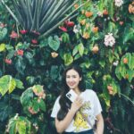 Sandy Wu Instagram - #sandywuofficial 本來想寫關於看了電影旺卡的心情，又想寫奧本海默給我的啟發，還想記錄一下關於休假心滿意足卻沒有補到元氣的矛盾，但最後還是決定寫一小段話給剛好讀到這篇文章人生正在不知所措的你。 我常想，若一切都是早就預定好的路線，那我們何需努力？何須計較？又何須如此在乎？但這一路的過程我們又怎麼可能毫無顧忌？除非，就像路過人間的歌詞說的「心中渺無人煙」但若真如此，那就完全無愛了。 無愛是恐怖的，是冰冷而銳利的；如果心裡深處還有一些在乎，那恭喜，你還是有愛的。愛不是天生的，是學習來的，因為體驗到愛的美好與溫煦，進而學習如何給予別人愛。所以很多時候不愛是困難的決定；決定不愛是下下策。 當走著走著，路線看似清明卻莫名崎嶇坎坷，在艱難的時候不禁充滿無以復加的嘆息，你問為什麼、你問怎麼會、你問為什麼是你⋯無聲，經常是最早得到的答案。我也走過那樣的日子，或大或小、或長或短，在死蔭幽谷或乾涸沙漠，難受的日子，而我得出的結果是⋯就讓子彈飛吧。 給這一切一些時間，給還沒預備好的你一些時間，讓事情發生，不要嘗試阻擋或介入，學會這件事或許更為重要。知道子彈已離開槍口，但在它真正打到標的物前，我們還是有安好的部分，再少，都還有安好的部分。 反正，事實上我們也沒有什麼辦法吧？無奈兩手一攤，至少要記得深深呼吸，你內裡的容量還是夠的，你的彈性還是夠的，最重要的不是生命不被擠壓，而是釋壓後復原的彈性，resilience is key。 And as for now, let it be. 認知自己的無能為力，就是經歷奇蹟的開始。 ❤️‍🩹 今天要聽：許慧欣的愛過以後