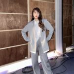 Sandy Wu Instagram - #sandywuofficial 最近幾次滿腔熱血甚至於眼淚要奪眶而出的狀況是， 認真了解了呂雉的生平故事、在言談間拆解李清照的詞、 以及閱讀到以色列作者寫的教育書籍。 除了「啊，原來如此啊！」那種透徹感， 最讓我血脈噴張的絕對是強烈的全新觀點與角度。 看事情一但有了更立體而多元的角度， 才真正會知道何謂知識就是力量。 強而有力不斷擊打讓腦袋發出嗡嗡共振的響聲， 沒錯！就是那樣難以忽視的力量！ 激動不已間，還自然地串聯了、分析了、更多理解了⋯ 怎麼可能不落淚？怎麼可能不因此而感到幸福？ 衣 @sandroparis 近期很多人在那邊I人來E人去的， 想當然爾，我鐵定是後者， 但好久以前就在Podcast聊到MBTI我沒有鑽研的原因， 實際上截至今天為止，都還是持相同看法。 （欲知詳情請參閱「今天星期姍：EP29落漆生存法則」） 簡言之，我是非常非常非常需要有人可以對話的， 不是只是閒聊講屁話，而是彼此共鳴的對話， 就是⋯當我因為新發現而激動到快落淚， 也可以選擇認真看待並盡力聽懂我在說什麼的人。 I mean, you don’t have eureka moments all the time. 我需要這種程度的對話來感受到充足飽滿， 我喜歡探討分享更深層的內容（並非鑽牛角尖走不出來那種） 但老實說， 生活裡，當我闡述自身需求時，仍然常常感受到一股落空感， 一種紙飛機在大峽谷裡飄⋯找不到降落地點的踩空感， 像是精心打扮發現自己跑錯舞會主題的尷尬不安緊張狀態， 第一刻的反應是想拎起裙子轉身逃走， 佯裝鎮定泰然自若，心兒怦怦跳個沒完⋯ 蜂擁而至的是自責惱怒煩躁無奈厭倦各種情緒感受。 那就算了吧，放空到什麼都聽不見，算了算了， 甚至也會有你看把你看吧，又來了吧，自我訕笑。 我依然很會自我訕笑，有時候說出來還比較幽默風趣， 否則憋在心裡的訕笑會變成好幾個用力用手指推你頭的惡霸， 一次次都在把門一道道關上。 我當然也會失落難受，有時也會深深嘆一口氣， 想起大學課堂念的一首詩「母親的嘆息」 （噢這也是對我衝擊很大的一篇作品） 作者通篇細膩入微，或說入骨， 形容母親在晚餐後收拾廚房並悄聲嘆息的過程； 她如何深吸擴張，又如何靜音吐氣，眼神渙散且迷離。 一口氣嘆出去，也是空的，經過擠壓，胸腔更空了， 虛空的虛空，然一切盡/竟/近都如此。？！ 說句人話， 擁有聽得懂你說話的人，才是無比奢華的幸福。 以色列教育家Eyal Doron那本書超級好看「Reinventing Parenting」 中文書名我個人覺得翻譯後差非常多， 「AI世代的創意教養：以色列教育專家全新未來人才培育提案」 🙃 不用深入探討「人才培育」這四個字，這是市場需求， 我買這書完全是衝著「以色列教育」可能的不同思維來的， 「人才培育」對現在的我來說完完全全打個問號啊⋯ 深夜．筆記 今天要聽：許光漢的獨角獸