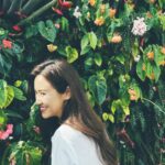 Sandy Wu Instagram - #sandywuofficial 本來想寫關於看了電影旺卡的心情，又想寫奧本海默給我的啟發，還想記錄一下關於休假心滿意足卻沒有補到元氣的矛盾，但最後還是決定寫一小段話給剛好讀到這篇文章人生正在不知所措的你。 我常想，若一切都是早就預定好的路線，那我們何需努力？何須計較？又何須如此在乎？但這一路的過程我們又怎麼可能毫無顧忌？除非，就像路過人間的歌詞說的「心中渺無人煙」但若真如此，那就完全無愛了。 無愛是恐怖的，是冰冷而銳利的；如果心裡深處還有一些在乎，那恭喜，你還是有愛的。愛不是天生的，是學習來的，因為體驗到愛的美好與溫煦，進而學習如何給予別人愛。所以很多時候不愛是困難的決定；決定不愛是下下策。 當走著走著，路線看似清明卻莫名崎嶇坎坷，在艱難的時候不禁充滿無以復加的嘆息，你問為什麼、你問怎麼會、你問為什麼是你⋯無聲，經常是最早得到的答案。我也走過那樣的日子，或大或小、或長或短，在死蔭幽谷或乾涸沙漠，難受的日子，而我得出的結果是⋯就讓子彈飛吧。 給這一切一些時間，給還沒預備好的你一些時間，讓事情發生，不要嘗試阻擋或介入，學會這件事或許更為重要。知道子彈已離開槍口，但在它真正打到標的物前，我們還是有安好的部分，再少，都還有安好的部分。 反正，事實上我們也沒有什麼辦法吧？無奈兩手一攤，至少要記得深深呼吸，你內裡的容量還是夠的，你的彈性還是夠的，最重要的不是生命不被擠壓，而是釋壓後復原的彈性，resilience is key。 And as for now, let it be. 認知自己的無能為力，就是經歷奇蹟的開始。 ❤️‍🩹 今天要聽：許慧欣的愛過以後