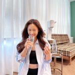 Sandy Wu Instagram - #sandywuofficial 噗嘶～～～夏天又要到了 為了消暑更忍不住喝冰飲料的日子又要來了。 更要記得多喝水多喝水多喝水！！！！ 昨天忘了是立夏，下午帶初一去公園走走， 沒兩下就滿身爆汗、黏踢踢、又渴又暈， 初一寶寶也是雙頰紅通通的，頭髮全部趴在頭殼上。 也好啦，多曬太陽多流汗很好，只是要記得補充水份。 衣 @studiodoe 可愛討喜的Sodastream Art氣泡水機， 讓逼逼啵啵小小的氣泡激發你的創意飲品靈感， 先打氣再調味，看是要加煮過的薰衣草糖漿， 或是加半顆帶皮葡萄柚增添香氣， 每天都喝不一樣的氣泡飲， 在家輕鬆三分鐘做好自製特調再帥氣出門。 不撞衫，當然也不能撞飲料”“ @sodastreamtw @sodastream 可重複使用的專用水瓶比起寶特瓶更減少垃圾產出， 拿在手上，想喝就喝，不想喝更要喝～ 二氧化碳的氣泡經過喉嚨可以讓我們瞬間感覺放鬆許多呀！ Art氣跑水機像有趣的拉霸機，拉下手把即可充飽氣泡， 漂亮的粉紅快扣鋼瓶是可以重複使用的唷～ 送回（僅需負擔二氧化碳填充費用）就可更換一支「氣飽の鋼瓶」 等於預備兩支鋼瓶就能交替使用，永遠都為自己打氣。 （或是指使家人幫你打氣哈哈哈哈哈） 喔對對，小撇步！ 把備用水瓶裝好水後放冷藏，打成氣泡水口感會更好， 有種脆脆的口感 !crisp! 手把壓3下是標準舒爽氣泡口感， 壓5下變『呼～辣爽辣爽』強烈刺激氣泡。 一台放工作室，一台放家裡... 噗嘶～～～喝氣泡飲就是隨時隨地的事兒囉。 夏日快樂 <3 今天要聽：脆樂團的年少的我們永遠輕狂 https://momo.dm/fjEfbf