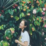 Sandy Wu Instagram - #sandywuofficial 本來想寫關於看了電影旺卡的心情，又想寫奧本海默給我的啟發，還想記錄一下關於休假心滿意足卻沒有補到元氣的矛盾，但最後還是決定寫一小段話給剛好讀到這篇文章人生正在不知所措的你。 我常想，若一切都是早就預定好的路線，那我們何需努力？何須計較？又何須如此在乎？但這一路的過程我們又怎麼可能毫無顧忌？除非，就像路過人間的歌詞說的「心中渺無人煙」但若真如此，那就完全無愛了。 無愛是恐怖的，是冰冷而銳利的；如果心裡深處還有一些在乎，那恭喜，你還是有愛的。愛不是天生的，是學習來的，因為體驗到愛的美好與溫煦，進而學習如何給予別人愛。所以很多時候不愛是困難的決定；決定不愛是下下策。 當走著走著，路線看似清明卻莫名崎嶇坎坷，在艱難的時候不禁充滿無以復加的嘆息，你問為什麼、你問怎麼會、你問為什麼是你⋯無聲，經常是最早得到的答案。我也走過那樣的日子，或大或小、或長或短，在死蔭幽谷或乾涸沙漠，難受的日子，而我得出的結果是⋯就讓子彈飛吧。 給這一切一些時間，給還沒預備好的你一些時間，讓事情發生，不要嘗試阻擋或介入，學會這件事或許更為重要。知道子彈已離開槍口，但在它真正打到標的物前，我們還是有安好的部分，再少，都還有安好的部分。 反正，事實上我們也沒有什麼辦法吧？無奈兩手一攤，至少要記得深深呼吸，你內裡的容量還是夠的，你的彈性還是夠的，最重要的不是生命不被擠壓，而是釋壓後復原的彈性，resilience is key。 And as for now, let it be. 認知自己的無能為力，就是經歷奇蹟的開始。 ❤️‍🩹 今天要聽：許慧欣的愛過以後