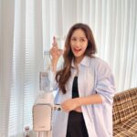 Sandy Wu Instagram - #sandywuofficial 噗嘶～～～夏天又要到了 為了消暑更忍不住喝冰飲料的日子又要來了。 更要記得多喝水多喝水多喝水！！！！ 昨天忘了是立夏，下午帶初一去公園走走， 沒兩下就滿身爆汗、黏踢踢、又渴又暈， 初一寶寶也是雙頰紅通通的，頭髮全部趴在頭殼上。 也好啦，多曬太陽多流汗很好，只是要記得補充水份。 衣 @studiodoe 可愛討喜的Sodastream Art氣泡水機， 讓逼逼啵啵小小的氣泡激發你的創意飲品靈感， 先打氣再調味，看是要加煮過的薰衣草糖漿， 或是加半顆帶皮葡萄柚增添香氣， 每天都喝不一樣的氣泡飲， 在家輕鬆三分鐘做好自製特調再帥氣出門。 不撞衫，當然也不能撞飲料”“ @sodastreamtw @sodastream 可重複使用的專用水瓶比起寶特瓶更減少垃圾產出， 拿在手上，想喝就喝，不想喝更要喝～ 二氧化碳的氣泡經過喉嚨可以讓我們瞬間感覺放鬆許多呀！ Art氣跑水機像有趣的拉霸機，拉下手把即可充飽氣泡， 漂亮的粉紅快扣鋼瓶是可以重複使用的唷～ 送回（僅需負擔二氧化碳填充費用）就可更換一支「氣飽の鋼瓶」 等於預備兩支鋼瓶就能交替使用，永遠都為自己打氣。 （或是指使家人幫你打氣哈哈哈哈哈） 喔對對，小撇步！ 把備用水瓶裝好水後放冷藏，打成氣泡水口感會更好， 有種脆脆的口感 !crisp! 手把壓3下是標準舒爽氣泡口感， 壓5下變『呼～辣爽辣爽』強烈刺激氣泡。 一台放工作室，一台放家裡... 噗嘶～～～喝氣泡飲就是隨時隨地的事兒囉。 夏日快樂 <3 今天要聽：脆樂團的年少的我們永遠輕狂 https://momo.dm/fjEfbf