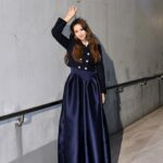 Sandy Wu Instagram - #sandywuofficial 2024 WE ARE我們的除夕夜 🧥 @sandroparis #sandroparis 👗 @marques_almeida by @artifactsofficial 💎 @hm 超級不專心打麻將，眼神一直無法控制飄到電視上去， 今年的節目已經在現場看過一次， 加上彩排其實也不只一次，但正式播出我看得好開心， 簡直可以用過癮來形容。 連續兩年主持WE ARE 感謝文總的信任 @gacc.tw 上次初一還在我肚子裡咧，這次已經拿著遙控器走來走去， 時不時亂按變超大聲超小聲這樣😹 麻將當然是輸得一塌糊塗， 我根本完全被節目吸引過去， 甚至看完四個小時還想繼續看重播， 自己的節目八小時馬拉松🏃🏻‍♀️哈哈哈。 播畢的時候，漫天紙花（這趴彩排沒有跟我說） 所以我上台去收場的時候是跟觀眾一樣驚喜的， Nick剛唱完20分鐘的段落，全場拍大球邊跳邊唱， 千人共演，加上觀眾彷彿五千人共演⋯太好看了。 我看著電視，默默含淚起雞皮疙瘩， 怎麼那麼好⋯怎麼那麼美好⋯謝謝台上台下所有人， 一起完成這次的除夕夜特別節目， 有別於綜藝節目，我們嘗試用一場秀來玩轉新年， 願 #weare我們的除夕夜 每年都有好多火花💥 龍年來了，等我發新照片❤️ 今天要聽：五月天的瘋狂世界