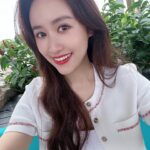 Sandy Wu Instagram - #sandywuofficial 當時間比錢還貴，賺時間變成更重要而難以割捨的事， 目標會變成要省時間、要更加精準、要想盡辦法直搗黃龍。 但很多人的錢是用時間慢慢堆疊出來的， 不一定需要動作，就等等等，等時間過，就賺到了。 這是很嚴重的對立與矛盾，人會因此拉扯甚至受傷， 很可惜吧，有時間的幫不了有錢的，反之（居然）亦同。 人說：知道的越多，不知道的就越多。 因為世界觀改變了， 那是劇變，是難以收拾的地步， 是奧本海默看見量子力學，就再也無法不看見它， 覆水難收； 因為知道自己何其渺小， 而再也無法選擇浪費的難受， 畢竟，實在太過分了，浪費真的太過分了。 👗 @sandroparis 所以比奪取更偉大的是成全， 給你我沒差，但當然態度好上許多， 比較像是，你真的要就拿去吧，沒關係。 而且，真的沒關係， 不是眼巴巴盯著深怕虧損的沒關係。 因為我在奈米的尺度裡居然還有可以給出去的， 已經非常非常了不起了！ （甚至給出去的還是那個誰誰誰要的？） （很猛欸） 所以，越知道世界，就越無知，更會自然質疑或追問， 是這樣嗎？有沒有更好的辦法？能不能被攻破？ 難以被眼前奇特之人的粗淺解答搪塞⋯像是⋯ A: 為什麼是這樣？ B: 啊就是這樣。 無法接受呀⋯ （當然另外可以透過信念來思考但那是另一回事了） 所以通常會給出詭異答案的，都擁有大把大把的時間， 他會贏在鐘點戰，但到不了終點站。 嗯，他可能一輩子都不知道有終點站。 ⋯或許也很開心吧？嗎？ 今天要聽：原子邦妮的被你遺忘的森林