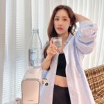 Sandy Wu Instagram - #sandywuofficial 噗嘶～～～夏天又要到了 為了消暑更忍不住喝冰飲料的日子又要來了。 更要記得多喝水多喝水多喝水！！！！ 昨天忘了是立夏，下午帶初一去公園走走， 沒兩下就滿身爆汗、黏踢踢、又渴又暈， 初一寶寶也是雙頰紅通通的，頭髮全部趴在頭殼上。 也好啦，多曬太陽多流汗很好，只是要記得補充水份。 衣 @studiodoe 可愛討喜的Sodastream Art氣泡水機， 讓逼逼啵啵小小的氣泡激發你的創意飲品靈感， 先打氣再調味，看是要加煮過的薰衣草糖漿， 或是加半顆帶皮葡萄柚增添香氣， 每天都喝不一樣的氣泡飲， 在家輕鬆三分鐘做好自製特調再帥氣出門。 不撞衫，當然也不能撞飲料”“ @sodastreamtw @sodastream 可重複使用的專用水瓶比起寶特瓶更減少垃圾產出， 拿在手上，想喝就喝，不想喝更要喝～ 二氧化碳的氣泡經過喉嚨可以讓我們瞬間感覺放鬆許多呀！ Art氣跑水機像有趣的拉霸機，拉下手把即可充飽氣泡， 漂亮的粉紅快扣鋼瓶是可以重複使用的唷～ 送回（僅需負擔二氧化碳填充費用）就可更換一支「氣飽の鋼瓶」 等於預備兩支鋼瓶就能交替使用，永遠都為自己打氣。 （或是指使家人幫你打氣哈哈哈哈哈） 喔對對，小撇步！ 把備用水瓶裝好水後放冷藏，打成氣泡水口感會更好， 有種脆脆的口感 !crisp! 手把壓3下是標準舒爽氣泡口感， 壓5下變『呼～辣爽辣爽』強烈刺激氣泡。 一台放工作室，一台放家裡... 噗嘶～～～喝氣泡飲就是隨時隨地的事兒囉。 夏日快樂 <3 今天要聽：脆樂團的年少的我們永遠輕狂 https://momo.dm/fjEfbf