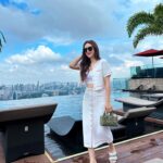 Sandy Wu Instagram - #sandywuofficial 當時間比錢還貴，賺時間變成更重要而難以割捨的事， 目標會變成要省時間、要更加精準、要想盡辦法直搗黃龍。 但很多人的錢是用時間慢慢堆疊出來的， 不一定需要動作，就等等等，等時間過，就賺到了。 這是很嚴重的對立與矛盾，人會因此拉扯甚至受傷， 很可惜吧，有時間的幫不了有錢的，反之（居然）亦同。 人說：知道的越多，不知道的就越多。 因為世界觀改變了， 那是劇變，是難以收拾的地步， 是奧本海默看見量子力學，就再也無法不看見它， 覆水難收； 因為知道自己何其渺小， 而再也無法選擇浪費的難受， 畢竟，實在太過分了，浪費真的太過分了。 👗 @sandroparis 所以比奪取更偉大的是成全， 給你我沒差，但當然態度好上許多， 比較像是，你真的要就拿去吧，沒關係。 而且，真的沒關係， 不是眼巴巴盯著深怕虧損的沒關係。 因為我在奈米的尺度裡居然還有可以給出去的， 已經非常非常了不起了！ （甚至給出去的還是那個誰誰誰要的？） （很猛欸） 所以，越知道世界，就越無知，更會自然質疑或追問， 是這樣嗎？有沒有更好的辦法？能不能被攻破？ 難以被眼前奇特之人的粗淺解答搪塞⋯像是⋯ A: 為什麼是這樣？ B: 啊就是這樣。 無法接受呀⋯ （當然另外可以透過信念來思考但那是另一回事了） 所以通常會給出詭異答案的，都擁有大把大把的時間， 他會贏在鐘點戰，但到不了終點站。 嗯，他可能一輩子都不知道有終點站。 ⋯或許也很開心吧？嗎？ 今天要聽：原子邦妮的被你遺忘的森林