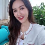 Sandy Wu Instagram - #sandywuofficial 當時間比錢還貴，賺時間變成更重要而難以割捨的事， 目標會變成要省時間、要更加精準、要想盡辦法直搗黃龍。 但很多人的錢是用時間慢慢堆疊出來的， 不一定需要動作，就等等等，等時間過，就賺到了。 這是很嚴重的對立與矛盾，人會因此拉扯甚至受傷， 很可惜吧，有時間的幫不了有錢的，反之（居然）亦同。 人說：知道的越多，不知道的就越多。 因為世界觀改變了， 那是劇變，是難以收拾的地步， 是奧本海默看見量子力學，就再也無法不看見它， 覆水難收； 因為知道自己何其渺小， 而再也無法選擇浪費的難受， 畢竟，實在太過分了，浪費真的太過分了。 👗 @sandroparis 所以比奪取更偉大的是成全， 給你我沒差，但當然態度好上許多， 比較像是，你真的要就拿去吧，沒關係。 而且，真的沒關係， 不是眼巴巴盯著深怕虧損的沒關係。 因為我在奈米的尺度裡居然還有可以給出去的， 已經非常非常了不起了！ （甚至給出去的還是那個誰誰誰要的？） （很猛欸） 所以，越知道世界，就越無知，更會自然質疑或追問， 是這樣嗎？有沒有更好的辦法？能不能被攻破？ 難以被眼前奇特之人的粗淺解答搪塞⋯像是⋯ A: 為什麼是這樣？ B: 啊就是這樣。 無法接受呀⋯ （當然另外可以透過信念來思考但那是另一回事了） 所以通常會給出詭異答案的，都擁有大把大把的時間， 他會贏在鐘點戰，但到不了終點站。 嗯，他可能一輩子都不知道有終點站。 ⋯或許也很開心吧？嗎？ 今天要聽：原子邦妮的被你遺忘的森林