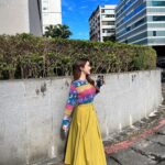 Sandy Wu Instagram - #sandywuofficial 新年的命名是：被疼愛的一年。 為了被疼愛，我也得付出心力， 不是賺取，而是用力相信他人的努力， 去接受、讓自身被囊括在疼愛之中。 衣著：@weekendmaxmara #weekendmaxmara 鞋子：@rogervivier 理解一直以來都是被疼愛的， 只是太習慣或太自然預設立場， 總是看不見身邊重要他人的疼惜憐愛。 「有的還要多給」或許是此刻最特別的提醒， 不只是充充足足，還是豐盛有餘。 被疼愛的一年，是多麼遠大又踏實的目標呀！ 只有我自己知道，誰在何時用什麼方式疼愛了我的生命， 只有我也去與之共鳴，才能實在記錄， 不只是一個都不遺漏，也自然建立信心的路徑， 啊對啦，訓練自己知道自己是多麼被疼愛的人啦！ 就是這個意思。 不是成為，而是知道。 其他的福氣安康會如影隨形， 點點滴滴都將匯聚成最澎湃洶湧的模樣。 是這樣的一年。 今天要聽：孫燕姿的樣子