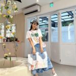 Sandy Wu Instagram - #sandywuofficial Loving, supporting, and purchasing…come hand in hand. You know. 我是不知道為什麼一個假日約朋友吃飯還會有側拍花絮啦， 可能是太難得了，可以一起鬆軟軟地聊天， 沒有緊張兮兮的時間壓力，也沒有什麼工商服務時間。 但這些照片太可愛了，也幫助我記住生活要怎麼過， 是生活，不是過活，更不是存活！！！ 要不斷提醒自己。 衣裙 @ganni 鞋 @marni 包 @hermes 店 @nomelofficial 闆 @wangmelinda 友 @yehfuhsuan 放假的時候也用了一些時間整理我的書、鞋、包， 該汰換或讓它們找到更美好更合適的地方了。 書本應該是捐給機構或送今天星期姍的podcast群組， 鞋子（高跟鞋居多）隨著兩次孕程都已不合腳， 名貴的包包們，雖然我還是覺得你們好美， 但在生活中很可惜找不到亮相的機會⋯ 或許就轉賣出去讓它們被更加地疼惜吧" 那該怎麼做呢？ 我不知道🤪 舉辦過實體二手拍、也曾經發上網轉賣， 但都很難做到「讓真的愛它們的人擁有它們」🥲 所以⋯我還在想，看能怎麼處理， 到底要怎麼做才能配對成功呢？ Anyways, 清爽與順手是目前屋子裡生活軌跡的重要標準， 除了一切有該去的地方，也慢慢慢慢地讓這些虛擬的動線不打架， 齁⋯真的要耗費很多心思佈局耶，給自己拍拍手， 我蒸蚌🎉 今天要聽：SHE的我愛雨夜花
