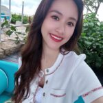 Sandy Wu Instagram - #sandywuofficial 當時間比錢還貴，賺時間變成更重要而難以割捨的事， 目標會變成要省時間、要更加精準、要想盡辦法直搗黃龍。 但很多人的錢是用時間慢慢堆疊出來的， 不一定需要動作，就等等等，等時間過，就賺到了。 這是很嚴重的對立與矛盾，人會因此拉扯甚至受傷， 很可惜吧，有時間的幫不了有錢的，反之（居然）亦同。 人說：知道的越多，不知道的就越多。 因為世界觀改變了， 那是劇變，是難以收拾的地步， 是奧本海默看見量子力學，就再也無法不看見它， 覆水難收； 因為知道自己何其渺小， 而再也無法選擇浪費的難受， 畢竟，實在太過分了，浪費真的太過分了。 👗 @sandroparis 所以比奪取更偉大的是成全， 給你我沒差，但當然態度好上許多， 比較像是，你真的要就拿去吧，沒關係。 而且，真的沒關係， 不是眼巴巴盯著深怕虧損的沒關係。 因為我在奈米的尺度裡居然還有可以給出去的， 已經非常非常了不起了！ （甚至給出去的還是那個誰誰誰要的？） （很猛欸） 所以，越知道世界，就越無知，更會自然質疑或追問， 是這樣嗎？有沒有更好的辦法？能不能被攻破？ 難以被眼前奇特之人的粗淺解答搪塞⋯像是⋯ A: 為什麼是這樣？ B: 啊就是這樣。 無法接受呀⋯ （當然另外可以透過信念來思考但那是另一回事了） 所以通常會給出詭異答案的，都擁有大把大把的時間， 他會贏在鐘點戰，但到不了終點站。 嗯，他可能一輩子都不知道有終點站。 ⋯或許也很開心吧？嗎？ 今天要聽：原子邦妮的被你遺忘的森林