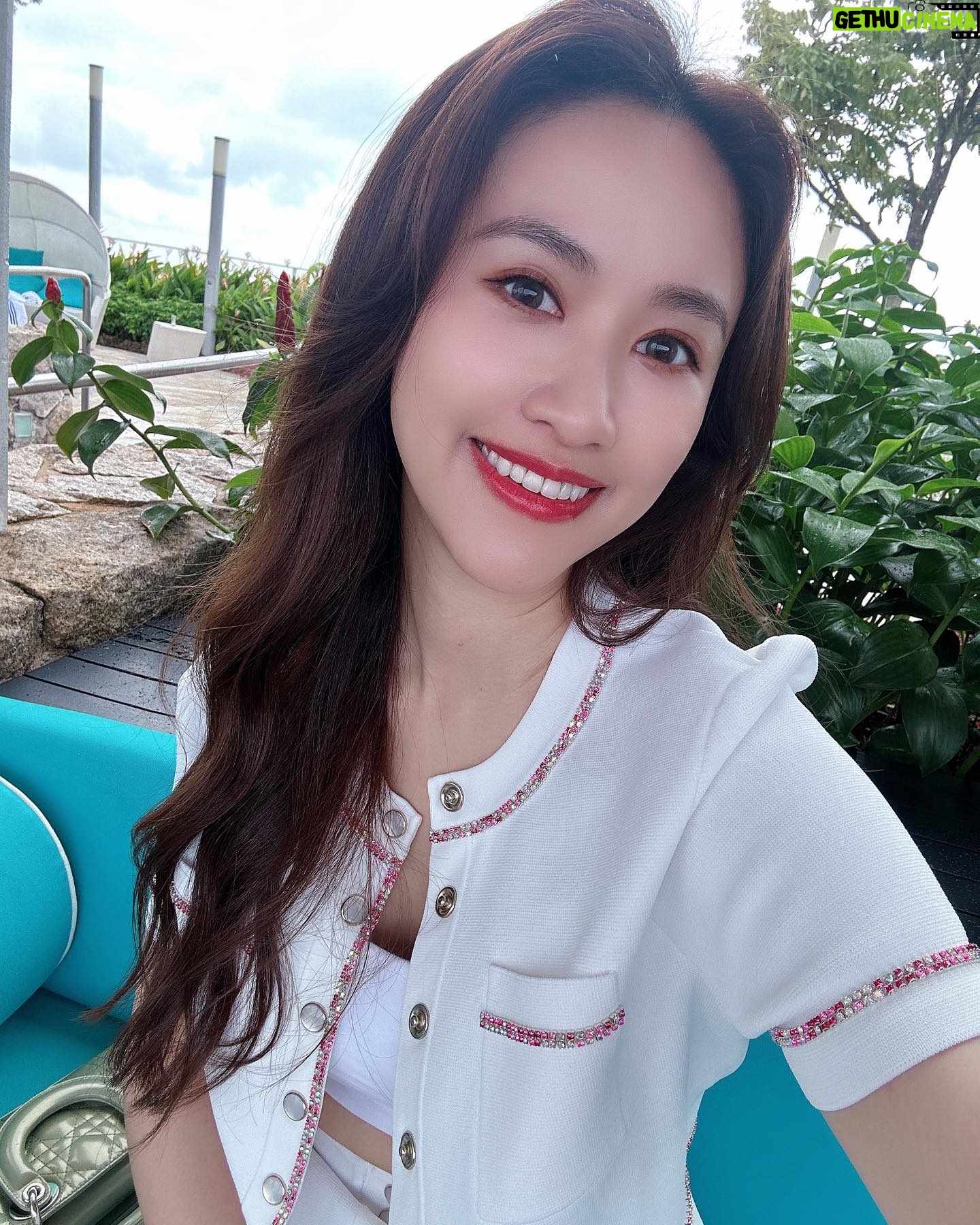 Sandy Wu Instagram - #sandywuofficial 當時間比錢還貴,賺時間變成更重要而難以割捨的事, 目標會變成要省時間、要更加精準、要想盡辦法直搗黃龍。 但很多人的錢是用時間慢慢堆疊出來的, 不一定需要動作,就等等等,等時間過,就賺到了。 這是很嚴重的對立與矛盾,人會因此拉扯甚至受傷, 很可惜吧,有時間的幫不了有錢的,反之(居然)亦同。 人說:知道的越多,不知道的就越多。 因為世界觀改變了, 那是劇變,是難以收拾的地步, 是奧本海默看見量子力學,就再也無法不看見它, 覆水難收; 因為知道自己何其渺小, 而再也無法選擇浪費的難受, 畢竟,實在太過分了,浪費真的太過分了。 👗 @sandroparis 所以比奪取更偉大的是成全, 給你我沒差,但當然態度好上許多, 比較像是,你真的要就拿去吧,沒關係。 而且,真的沒關係, 不是眼巴巴盯著深怕虧損的沒關係。 因為我在奈米的尺度裡居然還有可以給出去的, 已經非常非常了不起了! (甚至給出去的還是那個誰誰誰要的?) (很猛欸) 所以,越知道世界,就越無知,更會自然質疑或追問, 是這樣嗎?有沒有更好的辦法?能不能被攻破? 難以被眼前奇特之人的粗淺解答搪塞⋯像是⋯ A: 為什麼是這樣? B: 啊就是這樣。 無法接受呀⋯ (當然另外可以透過信念來思考但那是另一回事了) 所以通常會給出詭異答案的,都擁有大把大把的時間, 他會贏在鐘點戰,但到不了終點站。 嗯,他可能一輩子都不知道有終點站。 ⋯或許也很開心吧?嗎? 今天要聽:原子邦妮的被你遺忘的森林