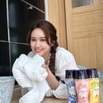Sandy Wu Instagram - #sandywuofficial 跟你們講一個秘密， 我國小的時候媽媽熱愛熊寶貝的香味， 上學居然因為衣服總是很香， 被取了超級害羞的綽號⋯香香公主🤣🤣🤣 齁呦～自己講很害羞欸～ 但熊寶貝就從那時候進入我們的生活圈， 除了柔軟精，熊寶貝還有超多系列商品， 宿舍、辦公室置物櫃、甚至抽屜跟包包裡也都會「留香」 尤其經過帥哥學長，他身上也有清新的香氣⋯ 哇～～～～簡直是給少女的情書～太可愛了！ 這次當上 #SNUGGLE熊寶貝衣物芳香豆 代言人 很喜歡使用後的自然質感淡香， 洗好的衣物可以持香100天， 而且香味選擇很多，不怕「撞香」 最喜歡 #青檸甜橙 跟 #鼠尾草海鹽 比較清新度假感的香味☺️☺️☺️ 喔對了！為了讓芳香豆完全溶解， 一定要把芳香豆跟衣服「一起」放洗衣機內筒！ （芳香豆別加到洗劑槽餒‘） 可以按照衣服多寡和香氛濃淡喜好， 酌量倒入芳香豆，洗衣加一蓋， 香氛微膠囊就會把香氣鎖在衣物纖維裡， 也很適合拿來洗床單、浴巾、桌巾跟擦手布！ 實驗證實有99.9%除菌以及除螨效果， 洗乾淨之外還可以有效去除霉味、煙味唷～ 喜歡衣服香香的、想要提升生活儀式感的人， 就來點熊寶貝衣物芳香豆吧! 看一下人家拍好的廣告 ➡️ https://youtu.be/EDB9kj8UDfQ 買一下熊寶貝衣物芳香豆 ➡️ https://reurl.cc/OG5xGX 今天要聽：Shopper by IU