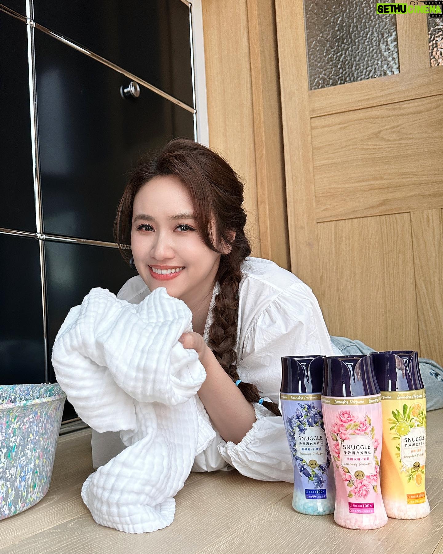 Sandy Wu Instagram - #sandywuofficial 跟你們講一個秘密, 我國小的時候媽媽熱愛熊寶貝的香味, 上學居然因為衣服總是很香, 被取了超級害羞的綽號⋯香香公主🤣🤣🤣 齁呦~自己講很害羞欸~ 但熊寶貝就從那時候進入我們的生活圈, 除了柔軟精,熊寶貝還有超多系列商品, 宿舍、辦公室置物櫃、甚至抽屜跟包包裡也都會「留香」 尤其經過帥哥學長,他身上也有清新的香氣⋯ 哇~~~~簡直是給少女的情書~太可愛了! 這次當上 #SNUGGLE熊寶貝衣物芳香豆 代言人 很喜歡使用後的自然質感淡香, 洗好的衣物可以持香100天, 而且香味選擇很多,不怕「撞香」 最喜歡 #青檸甜橙 跟 #鼠尾草海鹽 比較清新度假感的香味☺️☺️☺️ 喔對了!為了讓芳香豆完全溶解, 一定要把芳香豆跟衣服「一起」放洗衣機內筒! (芳香豆別加到洗劑槽餒‘) 可以按照衣服多寡和香氛濃淡喜好, 酌量倒入芳香豆,洗衣加一蓋, 香氛微膠囊就會把香氣鎖在衣物纖維裡, 也很適合拿來洗床單、浴巾、桌巾跟擦手布! 實驗證實有99.9%除菌以及除螨效果, 洗乾淨之外還可以有效去除霉味、煙味唷~ 喜歡衣服香香的、想要提升生活儀式感的人, 就來點熊寶貝衣物芳香豆吧! 看一下人家拍好的廣告 ➡️ https://youtu.be/EDB9kj8UDfQ 買一下熊寶貝衣物芳香豆 ➡️ https://reurl.cc/OG5xGX 今天要聽:Shopper by IU