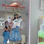 Sandy Wu Instagram - #sandywuofficial Loving, supporting, and purchasing…come hand in hand. You know. 我是不知道為什麼一個假日約朋友吃飯還會有側拍花絮啦， 可能是太難得了，可以一起鬆軟軟地聊天， 沒有緊張兮兮的時間壓力，也沒有什麼工商服務時間。 但這些照片太可愛了，也幫助我記住生活要怎麼過， 是生活，不是過活，更不是存活！！！ 要不斷提醒自己。 衣裙 @ganni 鞋 @marni 包 @hermes 店 @nomelofficial 闆 @wangmelinda 友 @yehfuhsuan 放假的時候也用了一些時間整理我的書、鞋、包， 該汰換或讓它們找到更美好更合適的地方了。 書本應該是捐給機構或送今天星期姍的podcast群組， 鞋子（高跟鞋居多）隨著兩次孕程都已不合腳， 名貴的包包們，雖然我還是覺得你們好美， 但在生活中很可惜找不到亮相的機會⋯ 或許就轉賣出去讓它們被更加地疼惜吧" 那該怎麼做呢？ 我不知道🤪 舉辦過實體二手拍、也曾經發上網轉賣， 但都很難做到「讓真的愛它們的人擁有它們」🥲 所以⋯我還在想，看能怎麼處理， 到底要怎麼做才能配對成功呢？ Anyways, 清爽與順手是目前屋子裡生活軌跡的重要標準， 除了一切有該去的地方，也慢慢慢慢地讓這些虛擬的動線不打架， 齁⋯真的要耗費很多心思佈局耶，給自己拍拍手， 我蒸蚌🎉 今天要聽：SHE的我愛雨夜花