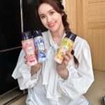 Sandy Wu Instagram - #sandywuofficial 跟你們講一個秘密， 我國小的時候媽媽熱愛熊寶貝的香味， 上學居然因為衣服總是很香， 被取了超級害羞的綽號⋯香香公主🤣🤣🤣 齁呦～自己講很害羞欸～ 但熊寶貝就從那時候進入我們的生活圈， 除了柔軟精，熊寶貝還有超多系列商品， 宿舍、辦公室置物櫃、甚至抽屜跟包包裡也都會「留香」 尤其經過帥哥學長，他身上也有清新的香氣⋯ 哇～～～～簡直是給少女的情書～太可愛了！ 這次當上 #SNUGGLE熊寶貝衣物芳香豆 代言人 很喜歡使用後的自然質感淡香， 洗好的衣物可以持香100天， 而且香味選擇很多，不怕「撞香」 最喜歡 #青檸甜橙 跟 #鼠尾草海鹽 比較清新度假感的香味☺️☺️☺️ 喔對了！為了讓芳香豆完全溶解， 一定要把芳香豆跟衣服「一起」放洗衣機內筒！ （芳香豆別加到洗劑槽餒‘） 可以按照衣服多寡和香氛濃淡喜好， 酌量倒入芳香豆，洗衣加一蓋， 香氛微膠囊就會把香氣鎖在衣物纖維裡， 也很適合拿來洗床單、浴巾、桌巾跟擦手布！ 實驗證實有99.9%除菌以及除螨效果， 洗乾淨之外還可以有效去除霉味、煙味唷～ 喜歡衣服香香的、想要提升生活儀式感的人， 就來點熊寶貝衣物芳香豆吧! 看一下人家拍好的廣告 ➡️ https://youtu.be/EDB9kj8UDfQ 買一下熊寶貝衣物芳香豆 ➡️ https://reurl.cc/OG5xGX 今天要聽：Shopper by IU