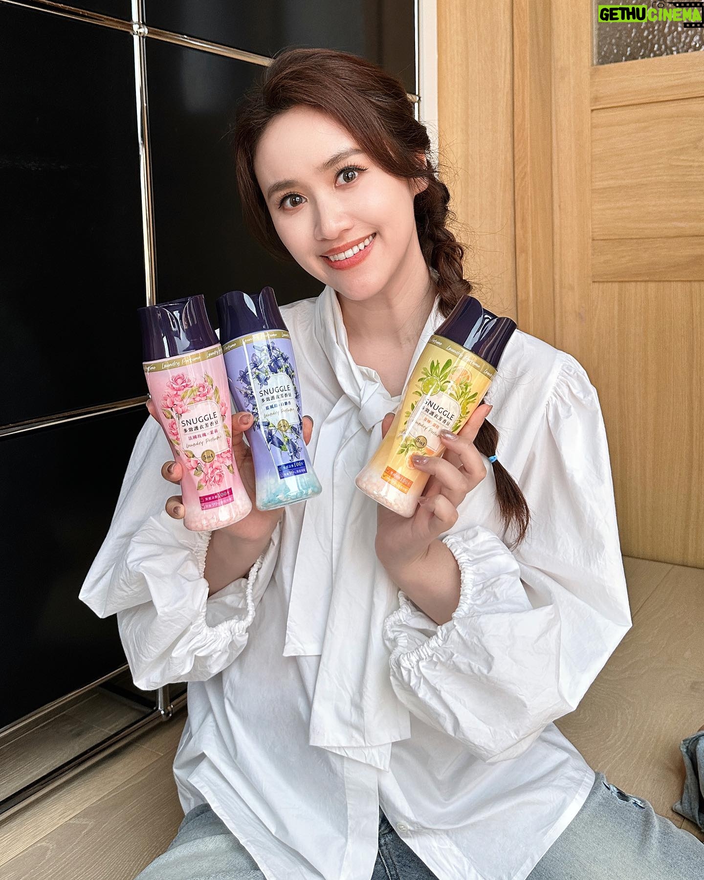 Sandy Wu Instagram - #sandywuofficial 跟你們講一個秘密, 我國小的時候媽媽熱愛熊寶貝的香味, 上學居然因為衣服總是很香, 被取了超級害羞的綽號⋯香香公主🤣🤣🤣 齁呦~自己講很害羞欸~ 但熊寶貝就從那時候進入我們的生活圈, 除了柔軟精,熊寶貝還有超多系列商品, 宿舍、辦公室置物櫃、甚至抽屜跟包包裡也都會「留香」 尤其經過帥哥學長,他身上也有清新的香氣⋯ 哇~~~~簡直是給少女的情書~太可愛了! 這次當上 #SNUGGLE熊寶貝衣物芳香豆 代言人 很喜歡使用後的自然質感淡香, 洗好的衣物可以持香100天, 而且香味選擇很多,不怕「撞香」 最喜歡 #青檸甜橙 跟 #鼠尾草海鹽 比較清新度假感的香味☺️☺️☺️ 喔對了!為了讓芳香豆完全溶解, 一定要把芳香豆跟衣服「一起」放洗衣機內筒! (芳香豆別加到洗劑槽餒‘) 可以按照衣服多寡和香氛濃淡喜好, 酌量倒入芳香豆,洗衣加一蓋, 香氛微膠囊就會把香氣鎖在衣物纖維裡, 也很適合拿來洗床單、浴巾、桌巾跟擦手布! 實驗證實有99.9%除菌以及除螨效果, 洗乾淨之外還可以有效去除霉味、煙味唷~ 喜歡衣服香香的、想要提升生活儀式感的人, 就來點熊寶貝衣物芳香豆吧! 看一下人家拍好的廣告 ➡️ https://youtu.be/EDB9kj8UDfQ 買一下熊寶貝衣物芳香豆 ➡️ https://reurl.cc/OG5xGX 今天要聽:Shopper by IU