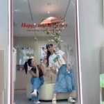 Sandy Wu Instagram - #sandywuofficial Loving, supporting, and purchasing…come hand in hand. You know. 我是不知道為什麼一個假日約朋友吃飯還會有側拍花絮啦， 可能是太難得了，可以一起鬆軟軟地聊天， 沒有緊張兮兮的時間壓力，也沒有什麼工商服務時間。 但這些照片太可愛了，也幫助我記住生活要怎麼過， 是生活，不是過活，更不是存活！！！ 要不斷提醒自己。 衣裙 @ganni 鞋 @marni 包 @hermes 店 @nomelofficial 闆 @wangmelinda 友 @yehfuhsuan 放假的時候也用了一些時間整理我的書、鞋、包， 該汰換或讓它們找到更美好更合適的地方了。 書本應該是捐給機構或送今天星期姍的podcast群組， 鞋子（高跟鞋居多）隨著兩次孕程都已不合腳， 名貴的包包們，雖然我還是覺得你們好美， 但在生活中很可惜找不到亮相的機會⋯ 或許就轉賣出去讓它們被更加地疼惜吧" 那該怎麼做呢？ 我不知道🤪 舉辦過實體二手拍、也曾經發上網轉賣， 但都很難做到「讓真的愛它們的人擁有它們」🥲 所以⋯我還在想，看能怎麼處理， 到底要怎麼做才能配對成功呢？ Anyways, 清爽與順手是目前屋子裡生活軌跡的重要標準， 除了一切有該去的地方，也慢慢慢慢地讓這些虛擬的動線不打架， 齁⋯真的要耗費很多心思佈局耶，給自己拍拍手， 我蒸蚌🎉 今天要聽：SHE的我愛雨夜花