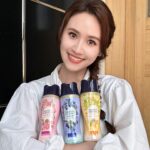 Sandy Wu Instagram - #sandywuofficial 跟你們講一個秘密， 我國小的時候媽媽熱愛熊寶貝的香味， 上學居然因為衣服總是很香， 被取了超級害羞的綽號⋯香香公主🤣🤣🤣 齁呦～自己講很害羞欸～ 但熊寶貝就從那時候進入我們的生活圈， 除了柔軟精，熊寶貝還有超多系列商品， 宿舍、辦公室置物櫃、甚至抽屜跟包包裡也都會「留香」 尤其經過帥哥學長，他身上也有清新的香氣⋯ 哇～～～～簡直是給少女的情書～太可愛了！ 這次當上 #SNUGGLE熊寶貝衣物芳香豆 代言人 很喜歡使用後的自然質感淡香， 洗好的衣物可以持香100天， 而且香味選擇很多，不怕「撞香」 最喜歡 #青檸甜橙 跟 #鼠尾草海鹽 比較清新度假感的香味☺️☺️☺️ 喔對了！為了讓芳香豆完全溶解， 一定要把芳香豆跟衣服「一起」放洗衣機內筒！ （芳香豆別加到洗劑槽餒‘） 可以按照衣服多寡和香氛濃淡喜好， 酌量倒入芳香豆，洗衣加一蓋， 香氛微膠囊就會把香氣鎖在衣物纖維裡， 也很適合拿來洗床單、浴巾、桌巾跟擦手布！ 實驗證實有99.9%除菌以及除螨效果， 洗乾淨之外還可以有效去除霉味、煙味唷～ 喜歡衣服香香的、想要提升生活儀式感的人， 就來點熊寶貝衣物芳香豆吧! 看一下人家拍好的廣告 ➡️ https://youtu.be/EDB9kj8UDfQ 買一下熊寶貝衣物芳香豆 ➡️ https://reurl.cc/OG5xGX 今天要聽：Shopper by IU