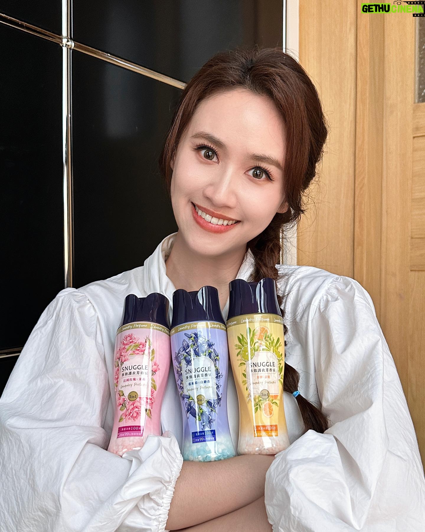 Sandy Wu Instagram - #sandywuofficial 跟你們講一個秘密, 我國小的時候媽媽熱愛熊寶貝的香味, 上學居然因為衣服總是很香, 被取了超級害羞的綽號⋯香香公主🤣🤣🤣 齁呦~自己講很害羞欸~ 但熊寶貝就從那時候進入我們的生活圈, 除了柔軟精,熊寶貝還有超多系列商品, 宿舍、辦公室置物櫃、甚至抽屜跟包包裡也都會「留香」 尤其經過帥哥學長,他身上也有清新的香氣⋯ 哇~~~~簡直是給少女的情書~太可愛了! 這次當上 #SNUGGLE熊寶貝衣物芳香豆 代言人 很喜歡使用後的自然質感淡香, 洗好的衣物可以持香100天, 而且香味選擇很多,不怕「撞香」 最喜歡 #青檸甜橙 跟 #鼠尾草海鹽 比較清新度假感的香味☺️☺️☺️ 喔對了!為了讓芳香豆完全溶解, 一定要把芳香豆跟衣服「一起」放洗衣機內筒! (芳香豆別加到洗劑槽餒‘) 可以按照衣服多寡和香氛濃淡喜好, 酌量倒入芳香豆,洗衣加一蓋, 香氛微膠囊就會把香氣鎖在衣物纖維裡, 也很適合拿來洗床單、浴巾、桌巾跟擦手布! 實驗證實有99.9%除菌以及除螨效果, 洗乾淨之外還可以有效去除霉味、煙味唷~ 喜歡衣服香香的、想要提升生活儀式感的人, 就來點熊寶貝衣物芳香豆吧! 看一下人家拍好的廣告 ➡️ https://youtu.be/EDB9kj8UDfQ 買一下熊寶貝衣物芳香豆 ➡️ https://reurl.cc/OG5xGX 今天要聽:Shopper by IU