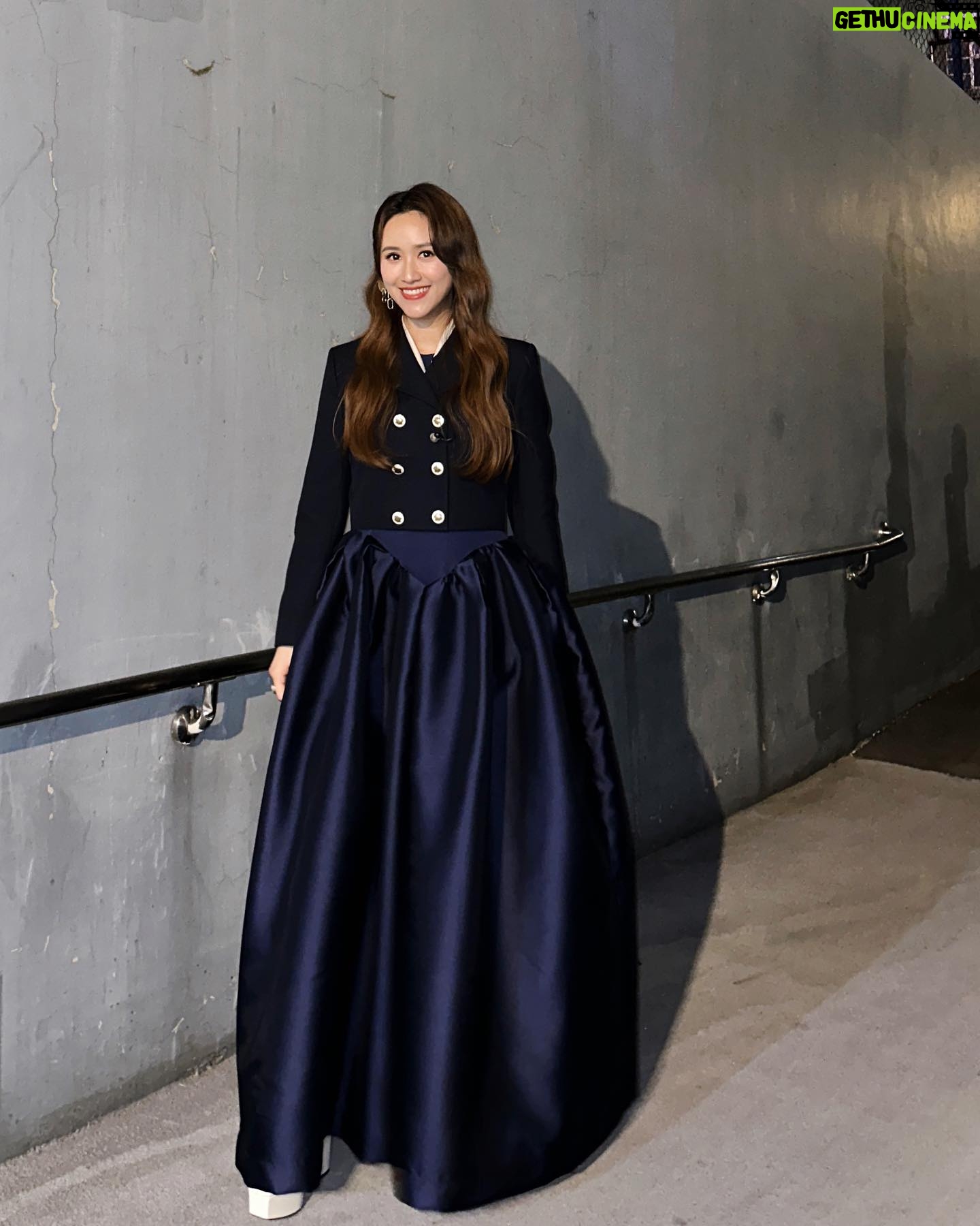 Sandy Wu Instagram - #sandywuofficial 2024 WE ARE我們的除夕夜 🧥 @sandroparis #sandroparis 👗 @marques_almeida by @artifactsofficial 💎 @hm 超級不專心打麻將,眼神一直無法控制飄到電視上去, 今年的節目已經在現場看過一次, 加上彩排其實也不只一次,但正式播出我看得好開心, 簡直可以用過癮來形容。 連續兩年主持WE ARE 感謝文總的信任 @gacc.tw 上次初一還在我肚子裡咧,這次已經拿著遙控器走來走去, 時不時亂按變超大聲超小聲這樣😹 麻將當然是輸得一塌糊塗, 我根本完全被節目吸引過去, 甚至看完四個小時還想繼續看重播, 自己的節目八小時馬拉松🏃🏻♀️哈哈哈。 播畢的時候,漫天紙花(這趴彩排沒有跟我說) 所以我上台去收場的時候是跟觀眾一樣驚喜的, Nick剛唱完20分鐘的段落,全場拍大球邊跳邊唱, 千人共演,加上觀眾彷彿五千人共演⋯太好看了。 我看著電視,默默含淚起雞皮疙瘩, 怎麼那麼好⋯怎麼那麼美好⋯謝謝台上台下所有人, 一起完成這次的除夕夜特別節目, 有別於綜藝節目,我們嘗試用一場秀來玩轉新年, 願 #weare我們的除夕夜 每年都有好多火花💥 龍年來了,等我發新照片❤️ 今天要聽:五月天的瘋狂世界