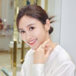 Sandy Wu Instagram - #sandywuofficial AHKAH 新光三越忠孝Diamond Towers店 開幕了！ @ahkah_official 今天配戴最新上市的「AHKAH signature」Chandelier 系列👀 #AHKAH 珠寶與配戴者的內在產生共鳴，提升個人魅力， 完美展現個人優雅自在的搭配風格， 18K黃金的弧形線條加上鑽石，好細緻，好好看😍 喜歡日系 Fine Jewelry 的精緻工藝， 好有氣質，配日常白襯衫牛仔褲或正式服裝都行， 還可以隨意混搭疊搭，轉方向又有不同的樣貌～ 🧡 今天要聽：IU的Love Wins All #AHKAHsignature