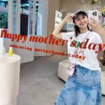 Sandy Wu Instagram - #sandywuofficial Loving, supporting, and purchasing…come hand in hand. You know. 我是不知道為什麼一個假日約朋友吃飯還會有側拍花絮啦， 可能是太難得了，可以一起鬆軟軟地聊天， 沒有緊張兮兮的時間壓力，也沒有什麼工商服務時間。 但這些照片太可愛了，也幫助我記住生活要怎麼過， 是生活，不是過活，更不是存活！！！ 要不斷提醒自己。 衣裙 @ganni 鞋 @marni 包 @hermes 店 @nomelofficial 闆 @wangmelinda 友 @yehfuhsuan 放假的時候也用了一些時間整理我的書、鞋、包， 該汰換或讓它們找到更美好更合適的地方了。 書本應該是捐給機構或送今天星期姍的podcast群組， 鞋子（高跟鞋居多）隨著兩次孕程都已不合腳， 名貴的包包們，雖然我還是覺得你們好美， 但在生活中很可惜找不到亮相的機會⋯ 或許就轉賣出去讓它們被更加地疼惜吧" 那該怎麼做呢？ 我不知道🤪 舉辦過實體二手拍、也曾經發上網轉賣， 但都很難做到「讓真的愛它們的人擁有它們」🥲 所以⋯我還在想，看能怎麼處理， 到底要怎麼做才能配對成功呢？ Anyways, 清爽與順手是目前屋子裡生活軌跡的重要標準， 除了一切有該去的地方，也慢慢慢慢地讓這些虛擬的動線不打架， 齁⋯真的要耗費很多心思佈局耶，給自己拍拍手， 我蒸蚌🎉 今天要聽：SHE的我愛雨夜花