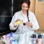 Sandy Wu Instagram - #sandywuofficial 跟你們講一個秘密， 我國小的時候媽媽熱愛熊寶貝的香味， 上學居然因為衣服總是很香， 被取了超級害羞的綽號⋯香香公主🤣🤣🤣 齁呦～自己講很害羞欸～ 但熊寶貝就從那時候進入我們的生活圈， 除了柔軟精，熊寶貝還有超多系列商品， 宿舍、辦公室置物櫃、甚至抽屜跟包包裡也都會「留香」 尤其經過帥哥學長，他身上也有清新的香氣⋯ 哇～～～～簡直是給少女的情書～太可愛了！ 這次當上 #SNUGGLE熊寶貝衣物芳香豆 代言人 很喜歡使用後的自然質感淡香， 洗好的衣物可以持香100天， 而且香味選擇很多，不怕「撞香」 最喜歡 #青檸甜橙 跟 #鼠尾草海鹽 比較清新度假感的香味☺️☺️☺️ 喔對了！為了讓芳香豆完全溶解， 一定要把芳香豆跟衣服「一起」放洗衣機內筒！ （芳香豆別加到洗劑槽餒‘） 可以按照衣服多寡和香氛濃淡喜好， 酌量倒入芳香豆，洗衣加一蓋， 香氛微膠囊就會把香氣鎖在衣物纖維裡， 也很適合拿來洗床單、浴巾、桌巾跟擦手布！ 實驗證實有99.9%除菌以及除螨效果， 洗乾淨之外還可以有效去除霉味、煙味唷～ 喜歡衣服香香的、想要提升生活儀式感的人， 就來點熊寶貝衣物芳香豆吧! 看一下人家拍好的廣告 ➡️ https://youtu.be/EDB9kj8UDfQ 買一下熊寶貝衣物芳香豆 ➡️ https://reurl.cc/OG5xGX 今天要聽：Shopper by IU