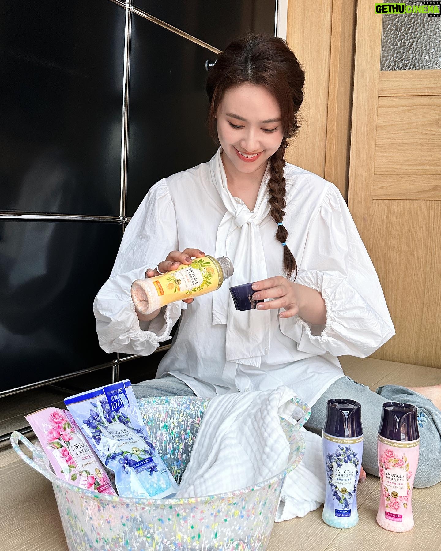 Sandy Wu Instagram - #sandywuofficial 跟你們講一個秘密, 我國小的時候媽媽熱愛熊寶貝的香味, 上學居然因為衣服總是很香, 被取了超級害羞的綽號⋯香香公主🤣🤣🤣 齁呦~自己講很害羞欸~ 但熊寶貝就從那時候進入我們的生活圈, 除了柔軟精,熊寶貝還有超多系列商品, 宿舍、辦公室置物櫃、甚至抽屜跟包包裡也都會「留香」 尤其經過帥哥學長,他身上也有清新的香氣⋯ 哇~~~~簡直是給少女的情書~太可愛了! 這次當上 #SNUGGLE熊寶貝衣物芳香豆 代言人 很喜歡使用後的自然質感淡香, 洗好的衣物可以持香100天, 而且香味選擇很多,不怕「撞香」 最喜歡 #青檸甜橙 跟 #鼠尾草海鹽 比較清新度假感的香味☺️☺️☺️ 喔對了!為了讓芳香豆完全溶解, 一定要把芳香豆跟衣服「一起」放洗衣機內筒! (芳香豆別加到洗劑槽餒‘) 可以按照衣服多寡和香氛濃淡喜好, 酌量倒入芳香豆,洗衣加一蓋, 香氛微膠囊就會把香氣鎖在衣物纖維裡, 也很適合拿來洗床單、浴巾、桌巾跟擦手布! 實驗證實有99.9%除菌以及除螨效果, 洗乾淨之外還可以有效去除霉味、煙味唷~ 喜歡衣服香香的、想要提升生活儀式感的人, 就來點熊寶貝衣物芳香豆吧! 看一下人家拍好的廣告 ➡️ https://youtu.be/EDB9kj8UDfQ 買一下熊寶貝衣物芳香豆 ➡️ https://reurl.cc/OG5xGX 今天要聽:Shopper by IU
