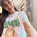 Sandy Wu Instagram - #sandywuofficial Loving, supporting, and purchasing…come hand in hand. You know. 我是不知道為什麼一個假日約朋友吃飯還會有側拍花絮啦， 可能是太難得了，可以一起鬆軟軟地聊天， 沒有緊張兮兮的時間壓力，也沒有什麼工商服務時間。 但這些照片太可愛了，也幫助我記住生活要怎麼過， 是生活，不是過活，更不是存活！！！ 要不斷提醒自己。 衣裙 @ganni 鞋 @marni 包 @hermes 店 @nomelofficial 闆 @wangmelinda 友 @yehfuhsuan 放假的時候也用了一些時間整理我的書、鞋、包， 該汰換或讓它們找到更美好更合適的地方了。 書本應該是捐給機構或送今天星期姍的podcast群組， 鞋子（高跟鞋居多）隨著兩次孕程都已不合腳， 名貴的包包們，雖然我還是覺得你們好美， 但在生活中很可惜找不到亮相的機會⋯ 或許就轉賣出去讓它們被更加地疼惜吧" 那該怎麼做呢？ 我不知道🤪 舉辦過實體二手拍、也曾經發上網轉賣， 但都很難做到「讓真的愛它們的人擁有它們」🥲 所以⋯我還在想，看能怎麼處理， 到底要怎麼做才能配對成功呢？ Anyways, 清爽與順手是目前屋子裡生活軌跡的重要標準， 除了一切有該去的地方，也慢慢慢慢地讓這些虛擬的動線不打架， 齁⋯真的要耗費很多心思佈局耶，給自己拍拍手， 我蒸蚌🎉 今天要聽：SHE的我愛雨夜花