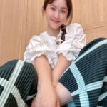 Sandy Wu Instagram - #sandywuofficial Mindfulness 被翻譯成「正念」實在讓我困擾， 因為太冥想、太和平、太銅牆鐵壁了⋯ 從這個詞開始發散我就不自覺地避免它， 自然反應是⋯既困難且遙遠，過度樂觀又難以捉摸， 彷彿要到達某某高僧的境界方得悟透。 但有時候英文詞彙沒有那麼高深莫測， 我更喜歡的譯詞是「 #以不批評的態度正正地活在當下 」 （不只是活在當下⋯那又是另一種容易歪樓的詞了） 更平穩而中立地讓正在發生的發生， 這一刻，嘗試不探討過去的前因和可能的未來， 正面看著、感受著、體驗著⋯就是mindfulness了。 運動也好，閱讀也好，我們需要專注於呼吸， 也因為呼吸是可觀測的節拍， #吐吶之間蘊含豐富天地人的關係 ， 但唯有專注呼吸，才能真正有所得、有見地。 「 #穩定地停留在當下 」是我現在人生的學習課題， 前進後退都是學習，一分一秒間我一直有新的體驗， 甚至保養、做飯、乃至於寫字， 我都在感受「 #別急 」「 #它需要等待 」的提醒。 慢慢來，#現在的每一刻都會是未來 。 ⌚️ 我代言的Lip Intimate Care 私密保養品 是我非常喜歡且使用好幾年的好東西～ 可是最奇怪的是， 每次急急忙忙洗戰鬥澡要衝回房間顧孩子的時候， 我看到一罐罐不同功能與氣味的私密護理油， 有股衝動想跳過這個步驟時就又提醒到自己： 啊！我又太急了嗎？ 差點兒又想放棄照顧自己了嗎？ 妳明知身體獲得疼愛會有幸福感，不是嗎？ 除毛前後用 #椰子牛奶磨砂凝露 去角質， 明知道可以預防毛髮倒生、溫和改善暗沈， 讓肌膚不會因為除毛一點一點紅紅的， 而且簡單到只要輕輕塗抹、劃圓、加水乳化即可， 還是因為心急想作罷⋯ 這些心態⋯怎麼能讓我是個幸福的女子呢？ 當我常常興奮地跟姐妹們分享 #沒藥醇淨毛前後護理油 除毛後塗抹肌膚舒爽透亮， 還可以舒緩曬後紅癢乾澀的肌膚， #有機葵花籽油 與 #蓖麻油 能減少乾燥並深層滋潤⋯ 的同時！ 我卻游移在要不要丟棄自己去成全其他角色的困頓中？ I need my mindfulness! #以不批評的態度正正地活在當下 認真保養、專注思考、深深呼吸、好好運動， 並且，該是媽媽就當媽媽，該是自己也千萬別放過！ 原來這才是我的正念高光✨ 跟妳們分享。 今天要聽：Imaginary by HONNE https://www.lipintimatecare.tw?ref=Sandy