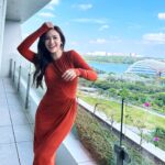 Sandy Wu Instagram - #sandywuofficial The best view 🧘🏻‍♀️ 心目中第一名依然是新加坡 好喜歡、好享受、好好吃 邊工作邊放鬆 Can’t wait to visit again’ 👗 @hm #HMStudio 今天要聽：鳳飛飛的可愛的玫瑰花