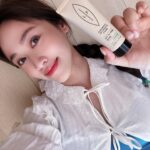Sandy Wu Instagram - #sandywuofficial Mindfulness 被翻譯成「正念」實在讓我困擾， 因為太冥想、太和平、太銅牆鐵壁了⋯ 從這個詞開始發散我就不自覺地避免它， 自然反應是⋯既困難且遙遠，過度樂觀又難以捉摸， 彷彿要到達某某高僧的境界方得悟透。 但有時候英文詞彙沒有那麼高深莫測， 我更喜歡的譯詞是「 #以不批評的態度正正地活在當下 」 （不只是活在當下⋯那又是另一種容易歪樓的詞了） 更平穩而中立地讓正在發生的發生， 這一刻，嘗試不探討過去的前因和可能的未來， 正面看著、感受著、體驗著⋯就是mindfulness了。 運動也好，閱讀也好，我們需要專注於呼吸， 也因為呼吸是可觀測的節拍， #吐吶之間蘊含豐富天地人的關係 ， 但唯有專注呼吸，才能真正有所得、有見地。 「 #穩定地停留在當下 」是我現在人生的學習課題， 前進後退都是學習，一分一秒間我一直有新的體驗， 甚至保養、做飯、乃至於寫字， 我都在感受「 #別急 」「 #它需要等待 」的提醒。 慢慢來，#現在的每一刻都會是未來 。 ⌚️ 我代言的Lip Intimate Care 私密保養品 是我非常喜歡且使用好幾年的好東西～ 可是最奇怪的是， 每次急急忙忙洗戰鬥澡要衝回房間顧孩子的時候， 我看到一罐罐不同功能與氣味的私密護理油， 有股衝動想跳過這個步驟時就又提醒到自己： 啊！我又太急了嗎？ 差點兒又想放棄照顧自己了嗎？ 妳明知身體獲得疼愛會有幸福感，不是嗎？ 除毛前後用 #椰子牛奶磨砂凝露 去角質， 明知道可以預防毛髮倒生、溫和改善暗沈， 讓肌膚不會因為除毛一點一點紅紅的， 而且簡單到只要輕輕塗抹、劃圓、加水乳化即可， 還是因為心急想作罷⋯ 這些心態⋯怎麼能讓我是個幸福的女子呢？ 當我常常興奮地跟姐妹們分享 #沒藥醇淨毛前後護理油 除毛後塗抹肌膚舒爽透亮， 還可以舒緩曬後紅癢乾澀的肌膚， #有機葵花籽油 與 #蓖麻油 能減少乾燥並深層滋潤⋯ 的同時！ 我卻游移在要不要丟棄自己去成全其他角色的困頓中？ I need my mindfulness! #以不批評的態度正正地活在當下 認真保養、專注思考、深深呼吸、好好運動， 並且，該是媽媽就當媽媽，該是自己也千萬別放過！ 原來這才是我的正念高光✨ 跟妳們分享。 今天要聽：Imaginary by HONNE https://www.lipintimatecare.tw?ref=Sandy