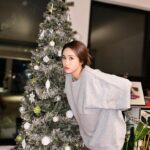 Sandy Wu Instagram - #sandywuofficial 卸下聖誕裝飾與燈串之前最後再快速拍張照， 謝謝你們過去這兩個月的閃耀🪩 季節性單品真的很吃生活節奏， 太忙碌的話，一不小心時間過完還沒欣賞到。 （釀超可惜耶～） 衣： @studiodoe 褲： @meisseymiyake_official 樹： @nikoand_taipei 接下來過年氛圍可以換上， 等大夥兒都齊全了再來拍拍照📷 人生有這麼多時節，有這麼多面向， 有這麼多美麗與哀愁，很多過不去的點， 一個眼神或擁抱就突然跨越了。 感謝，感謝過去一路都充實真心， 擁有滿盈的智慧並善良，如軟墊般襯底， 很多事情都可以過得去⋯ 我的魂啊，不要憂心、不要喪氣， 只要相信。 相信奇蹟。 今天要聽：True by Yoari
