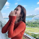 Sandy Wu Instagram - #sandywuofficial The best view 🧘🏻‍♀️ 心目中第一名依然是新加坡 好喜歡、好享受、好好吃 邊工作邊放鬆 Can’t wait to visit again’ 👗 @hm #HMStudio 今天要聽：鳳飛飛的可愛的玫瑰花