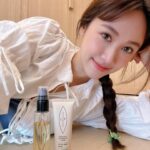 Sandy Wu Instagram - #sandywuofficial Mindfulness 被翻譯成「正念」實在讓我困擾， 因為太冥想、太和平、太銅牆鐵壁了⋯ 從這個詞開始發散我就不自覺地避免它， 自然反應是⋯既困難且遙遠，過度樂觀又難以捉摸， 彷彿要到達某某高僧的境界方得悟透。 但有時候英文詞彙沒有那麼高深莫測， 我更喜歡的譯詞是「 #以不批評的態度正正地活在當下 」 （不只是活在當下⋯那又是另一種容易歪樓的詞了） 更平穩而中立地讓正在發生的發生， 這一刻，嘗試不探討過去的前因和可能的未來， 正面看著、感受著、體驗著⋯就是mindfulness了。 運動也好，閱讀也好，我們需要專注於呼吸， 也因為呼吸是可觀測的節拍， #吐吶之間蘊含豐富天地人的關係 ， 但唯有專注呼吸，才能真正有所得、有見地。 「 #穩定地停留在當下 」是我現在人生的學習課題， 前進後退都是學習，一分一秒間我一直有新的體驗， 甚至保養、做飯、乃至於寫字， 我都在感受「 #別急 」「 #它需要等待 」的提醒。 慢慢來，#現在的每一刻都會是未來 。 ⌚️ 我代言的Lip Intimate Care 私密保養品 是我非常喜歡且使用好幾年的好東西～ 可是最奇怪的是， 每次急急忙忙洗戰鬥澡要衝回房間顧孩子的時候， 我看到一罐罐不同功能與氣味的私密護理油， 有股衝動想跳過這個步驟時就又提醒到自己： 啊！我又太急了嗎？ 差點兒又想放棄照顧自己了嗎？ 妳明知身體獲得疼愛會有幸福感，不是嗎？ 除毛前後用 #椰子牛奶磨砂凝露 去角質， 明知道可以預防毛髮倒生、溫和改善暗沈， 讓肌膚不會因為除毛一點一點紅紅的， 而且簡單到只要輕輕塗抹、劃圓、加水乳化即可， 還是因為心急想作罷⋯ 這些心態⋯怎麼能讓我是個幸福的女子呢？ 當我常常興奮地跟姐妹們分享 #沒藥醇淨毛前後護理油 除毛後塗抹肌膚舒爽透亮， 還可以舒緩曬後紅癢乾澀的肌膚， #有機葵花籽油 與 #蓖麻油 能減少乾燥並深層滋潤⋯ 的同時！ 我卻游移在要不要丟棄自己去成全其他角色的困頓中？ I need my mindfulness! #以不批評的態度正正地活在當下 認真保養、專注思考、深深呼吸、好好運動， 並且，該是媽媽就當媽媽，該是自己也千萬別放過！ 原來這才是我的正念高光✨ 跟妳們分享。 今天要聽：Imaginary by HONNE https://www.lipintimatecare.tw?ref=Sandy