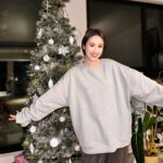 Sandy Wu Instagram - #sandywuofficial 卸下聖誕裝飾與燈串之前最後再快速拍張照， 謝謝你們過去這兩個月的閃耀🪩 季節性單品真的很吃生活節奏， 太忙碌的話，一不小心時間過完還沒欣賞到。 （釀超可惜耶～） 衣： @studiodoe 褲： @meisseymiyake_official 樹： @nikoand_taipei 接下來過年氛圍可以換上， 等大夥兒都齊全了再來拍拍照📷 人生有這麼多時節，有這麼多面向， 有這麼多美麗與哀愁，很多過不去的點， 一個眼神或擁抱就突然跨越了。 感謝，感謝過去一路都充實真心， 擁有滿盈的智慧並善良，如軟墊般襯底， 很多事情都可以過得去⋯ 我的魂啊，不要憂心、不要喪氣， 只要相信。 相信奇蹟。 今天要聽：True by Yoari