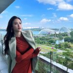 Sandy Wu Instagram - #sandywuofficial The best view 🧘🏻‍♀️ 心目中第一名依然是新加坡 好喜歡、好享受、好好吃 邊工作邊放鬆 Can’t wait to visit again’ 👗 @hm #HMStudio 今天要聽：鳳飛飛的可愛的玫瑰花