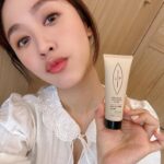 Sandy Wu Instagram - #sandywuofficial Mindfulness 被翻譯成「正念」實在讓我困擾， 因為太冥想、太和平、太銅牆鐵壁了⋯ 從這個詞開始發散我就不自覺地避免它， 自然反應是⋯既困難且遙遠，過度樂觀又難以捉摸， 彷彿要到達某某高僧的境界方得悟透。 但有時候英文詞彙沒有那麼高深莫測， 我更喜歡的譯詞是「 #以不批評的態度正正地活在當下 」 （不只是活在當下⋯那又是另一種容易歪樓的詞了） 更平穩而中立地讓正在發生的發生， 這一刻，嘗試不探討過去的前因和可能的未來， 正面看著、感受著、體驗著⋯就是mindfulness了。 運動也好，閱讀也好，我們需要專注於呼吸， 也因為呼吸是可觀測的節拍， #吐吶之間蘊含豐富天地人的關係 ， 但唯有專注呼吸，才能真正有所得、有見地。 「 #穩定地停留在當下 」是我現在人生的學習課題， 前進後退都是學習，一分一秒間我一直有新的體驗， 甚至保養、做飯、乃至於寫字， 我都在感受「 #別急 」「 #它需要等待 」的提醒。 慢慢來，#現在的每一刻都會是未來 。 ⌚️ 我代言的Lip Intimate Care 私密保養品 是我非常喜歡且使用好幾年的好東西～ 可是最奇怪的是， 每次急急忙忙洗戰鬥澡要衝回房間顧孩子的時候， 我看到一罐罐不同功能與氣味的私密護理油， 有股衝動想跳過這個步驟時就又提醒到自己： 啊！我又太急了嗎？ 差點兒又想放棄照顧自己了嗎？ 妳明知身體獲得疼愛會有幸福感，不是嗎？ 除毛前後用 #椰子牛奶磨砂凝露 去角質， 明知道可以預防毛髮倒生、溫和改善暗沈， 讓肌膚不會因為除毛一點一點紅紅的， 而且簡單到只要輕輕塗抹、劃圓、加水乳化即可， 還是因為心急想作罷⋯ 這些心態⋯怎麼能讓我是個幸福的女子呢？ 當我常常興奮地跟姐妹們分享 #沒藥醇淨毛前後護理油 除毛後塗抹肌膚舒爽透亮， 還可以舒緩曬後紅癢乾澀的肌膚， #有機葵花籽油 與 #蓖麻油 能減少乾燥並深層滋潤⋯ 的同時！ 我卻游移在要不要丟棄自己去成全其他角色的困頓中？ I need my mindfulness! #以不批評的態度正正地活在當下 認真保養、專注思考、深深呼吸、好好運動， 並且，該是媽媽就當媽媽，該是自己也千萬別放過！ 原來這才是我的正念高光✨ 跟妳們分享。 今天要聽：Imaginary by HONNE https://www.lipintimatecare.tw?ref=Sandy