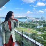 Sandy Wu Instagram - #sandywuofficial The best view 🧘🏻‍♀️ 心目中第一名依然是新加坡 好喜歡、好享受、好好吃 邊工作邊放鬆 Can’t wait to visit again’ 👗 @hm #HMStudio 今天要聽：鳳飛飛的可愛的玫瑰花