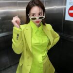 Sandy Wu Instagram - #sandywuofficial 我實在很心疼因為生病治療而有後遺症或副作用的朋友， 身邊不少人是抗癌鬥士，有正在努力中， 也有只剩下固定回診即可，共通點是⋯他們都受傷了。 身心靈的傷很大很深， 尤其女孩子，外貌上的改變總是讓她們身心俱疲， 很心疼、真的很心疼， 當然也會想為什麼為什麼⋯ 但最近我學習到的一件事就是：I stopped asking why. 太多的為什麼都有解，只是我們不一定聽得懂， 對這大千世界來說，所有的一切都鐵定環環相扣， 而我們⋯永遠都還是「太嫩」。 既然不懂就算了吧，別問了， 除了面對，就是盡力預防 #做到損害控制 就好， 盡量，就好。 👕 @boss #beyourownboss 👓 @gentlemonster 前陣子，完成化療的好姐妹詢問了我代言的 #潔比爾 療程， 除了皮膚保養也希望可以諮詢看看育髮療程， 我建議一律都選擇 #原廠認證診所 比較安心有保障， 讓療程效果與安全性都是經過確認的， 才不會為了照顧自己變漂亮而受到委屈。 到診所都要主動確認原廠 #防偽認證三步驟 ， 避免購買到非原廠認證之他牌設備療程， 造成安全上可能發生的隱憂。 （1）到原廠官網查詢認證診所，也可要求診所出示原廠認證證書 （2）辦識從合法管道購買的原廠儀器（灰白色JETPRO機身）避免使用到仿冒設備 （3）辨識原廠客製化JETCARE精華液，才不會用到超恐怖來歷不明的保養品 女孩子對自己的身體容貌有各種焦慮是現在通病， （男孩子也是，而且還常常不被認可） 但有什麼就盡力珍惜什麼，想變更好也行， 主要是心情別過度受影響⋯因為真的太不值得了。 最後，我發現我寫了好幾次詳細介紹大家都不認真看！ 潔比爾不會痛！不會接觸皮膚！沒有修復期！沒有傷口！ 潔比爾主要是保養！！！ 把保養品霧化再用航太噴射科技打到皮層裡！ 冰涼舒服，只需半小時，午餐時間完成，下午啵兒亮✨ 別再猶豫，快去預約，報告完畢。 今天要聽：梁靜茹的愛久見人心 #JETPEEL #潔比爾原廠認證 ＃開啟原生肌膚之旅 @jetpeel_taiwan